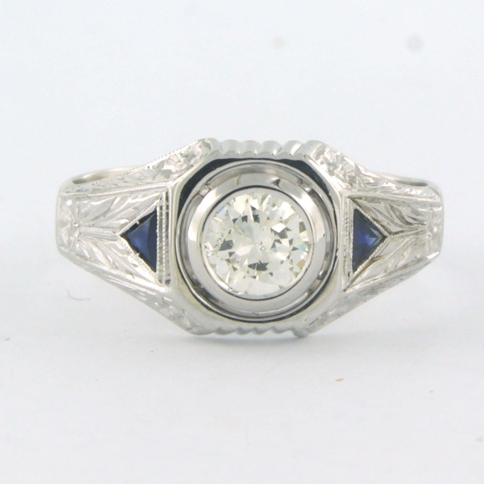 Ring aus 14 Karat Weißgold, besetzt mit einem Saphir und einem Diamanten im Brillantschliff. 0,75ct - K/L - SI - Ringgröße U.S. 11 - EU. 20.5(64)

detaillierte Beschreibung:

Die Spitze des Rings ist 1,0 cm breit und 3,8 mm hoch.

Ringgröße U.S. 11