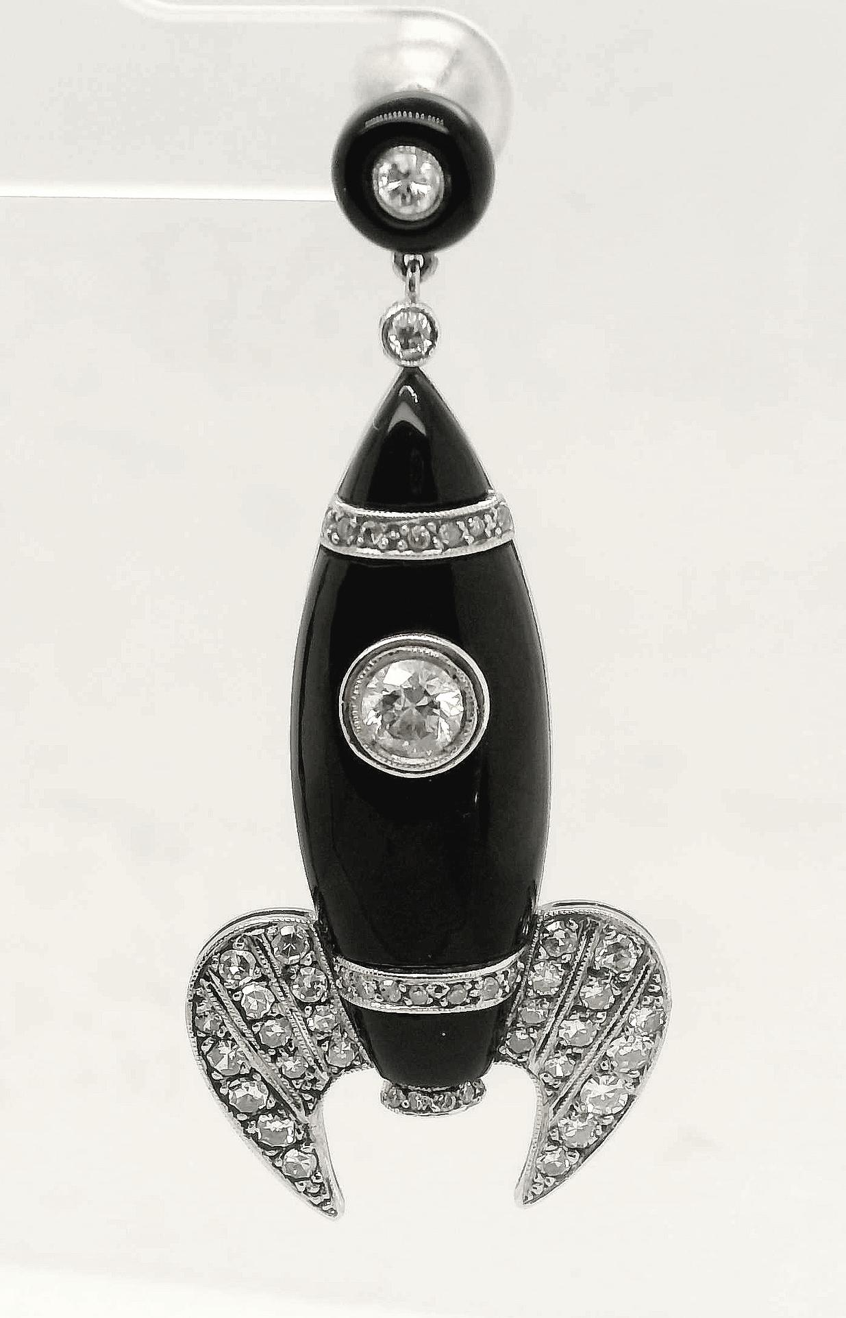 Voici nos boucles d'oreilles Art déco Rocket Diamond, un luxueux mélange d'onyx noir, de diamants et de platine. Inspirées par l'élégance du passé, ces boucles d'oreilles présentent un poids total de diamants d'environ 2,00 carats avec de superbes