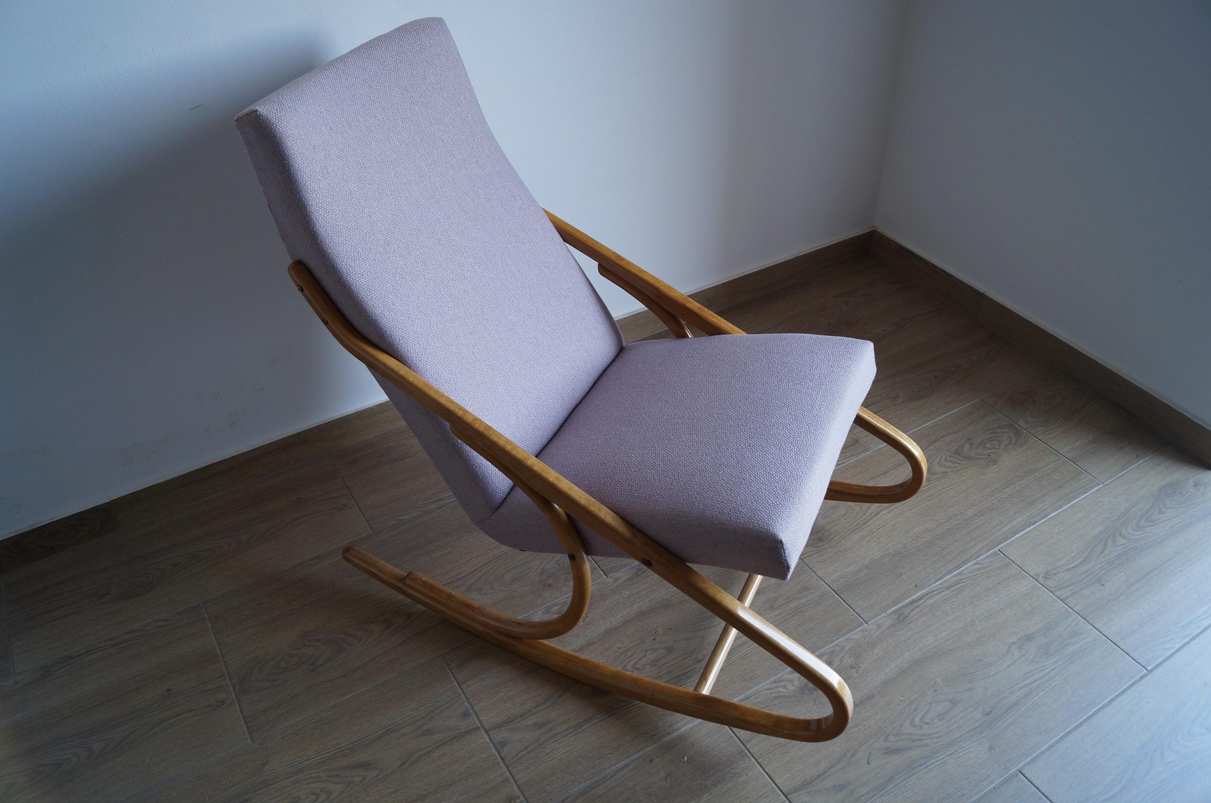 Nous vous présentons la chaise à bascule du célèbre designer tchèque J. Halabala, originaire de Prague, en République tchèque. Jindrich Halabala - (un designer tchèque classé parmi les créateurs les plus remarquables de la période moderne. L'apogée