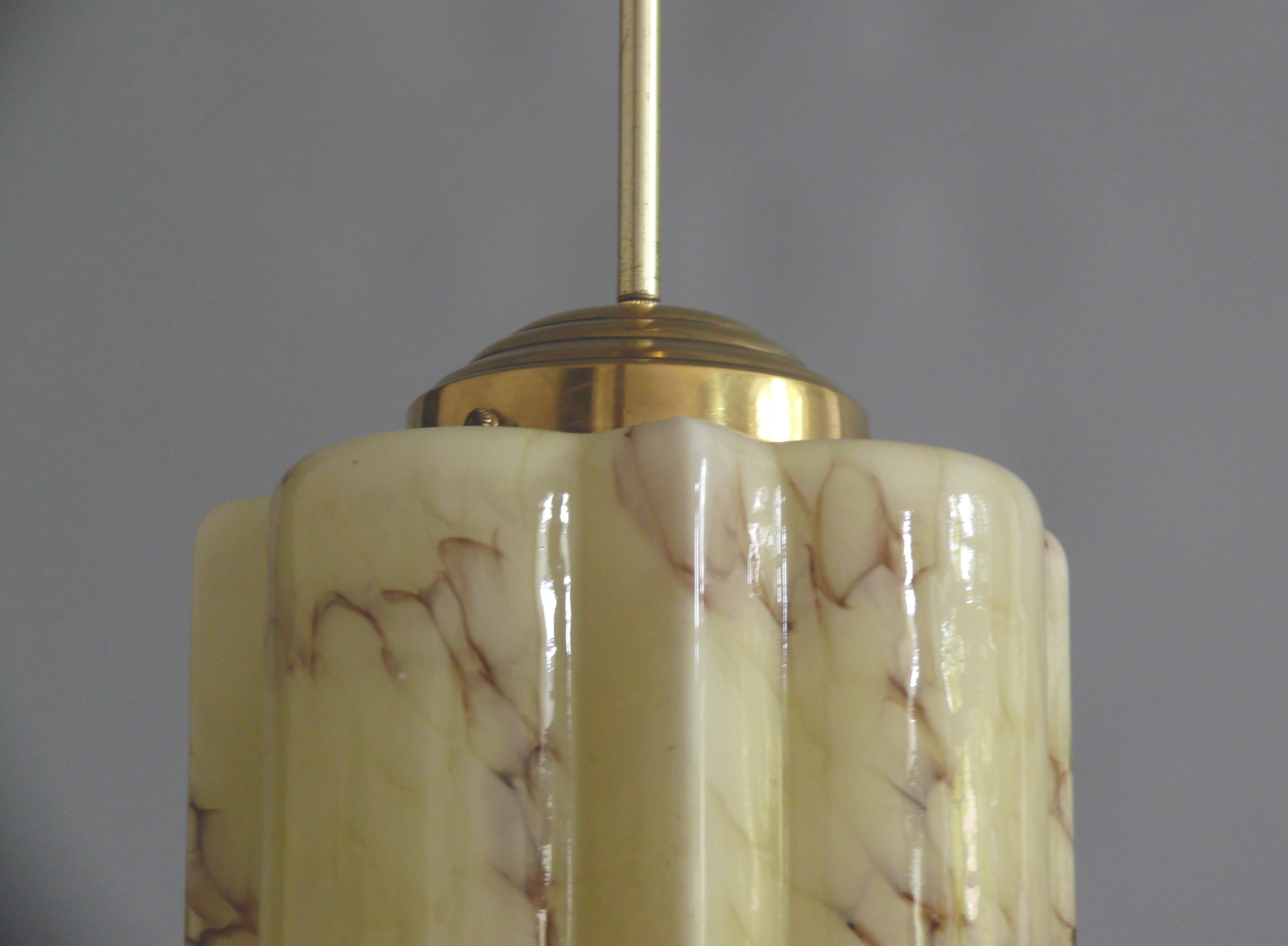 Art Deco rod pendant light with brass suspension, marbled glass - 1930s (Mitte des 20. Jahrhunderts) im Angebot
