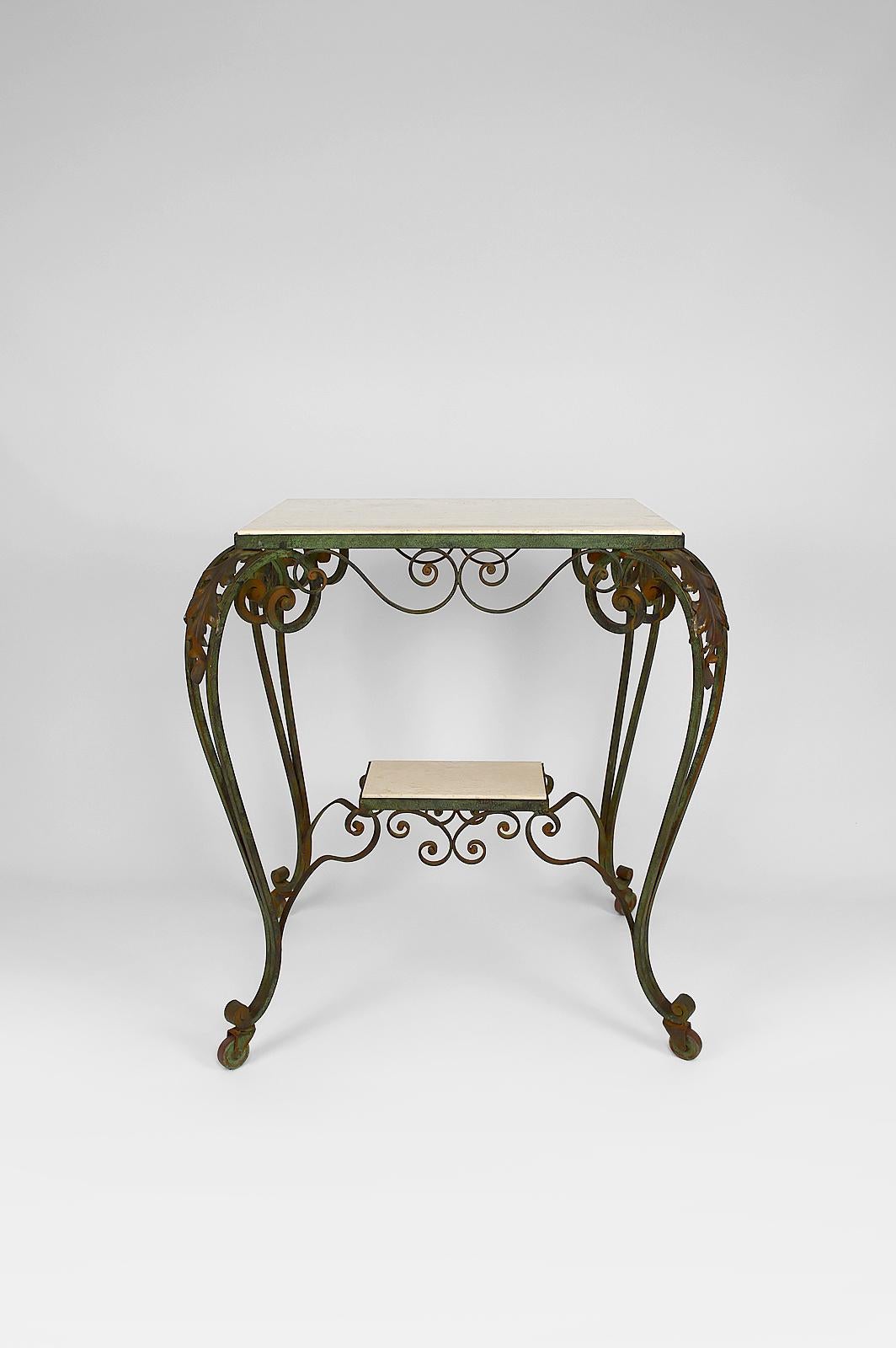 Superb service trolley / gueridon / side table / rolling bar for winter garden or veranda.
Wrought iron structure with green patina. Trays in white marble stone (travertine). 4 wheels.

Art Deco style, France, circa 1940.

In very good