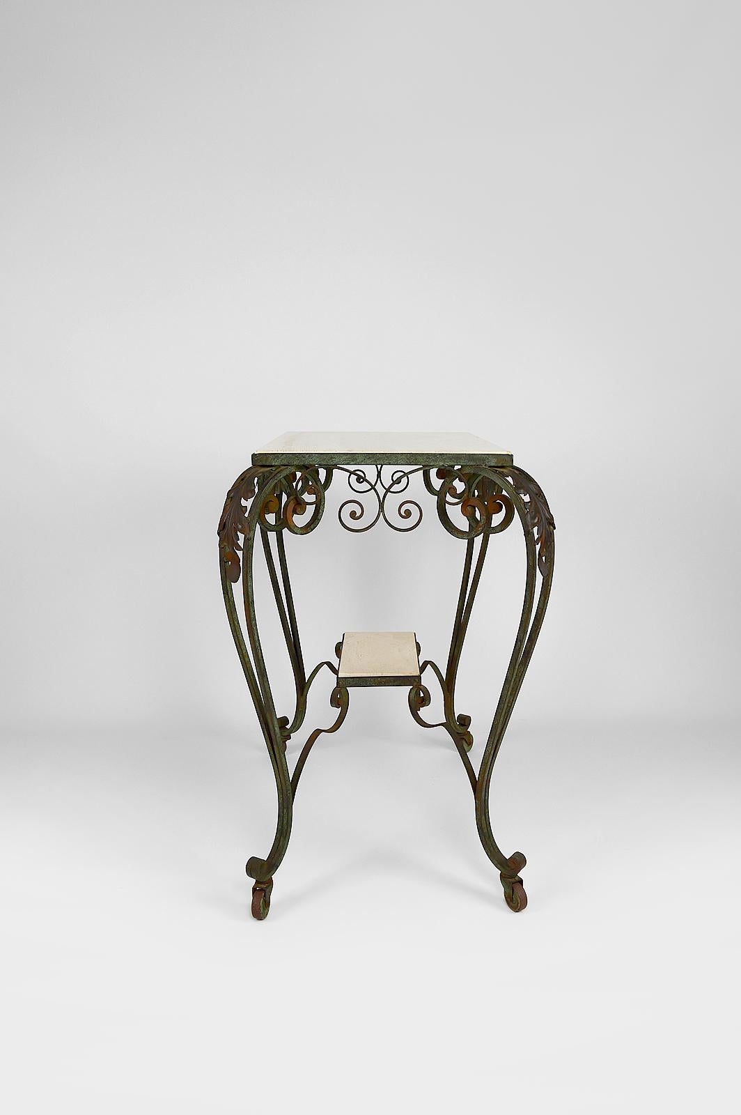 Art-Déco-Rollservice-Tisch aus Schmiedeeisen und Travertin, Frankreich, 1940er Jahre im Zustand „Gut“ im Angebot in VÉZELAY, FR