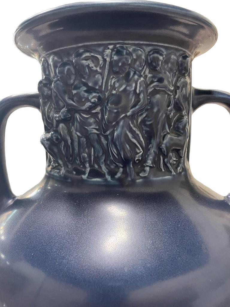 Art-déco-Vase/Urne aus Rookwood, dunkelblauer Matt mit Friesplatten im klassischen Stil, Art déco-Stil, 1929 (Glasiert) im Angebot
