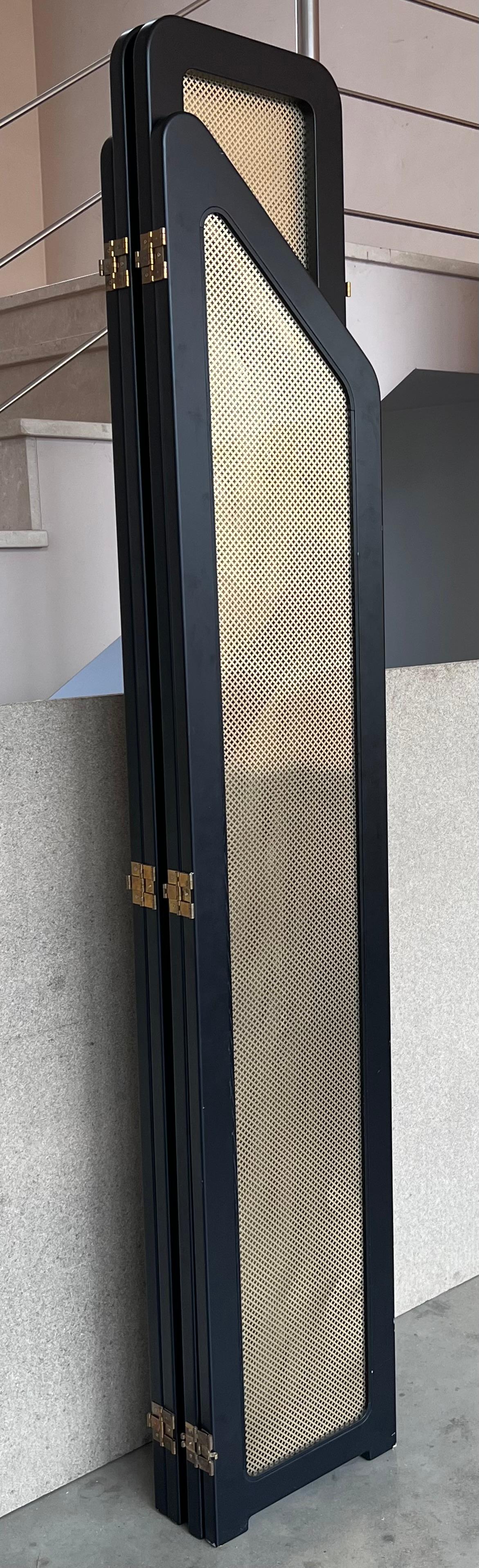 Art Deco Raumteiler schwarzes ebonisiertes Holz und goldene Metallschirme

Ein schöner 4-Panel-Faltwand, in schwarz lackiertem Holz über Gold-Metall-Finish großes Design leicht zu bewegen, jedes Panel seine 14,17' breit. Der Bildschirm ist in