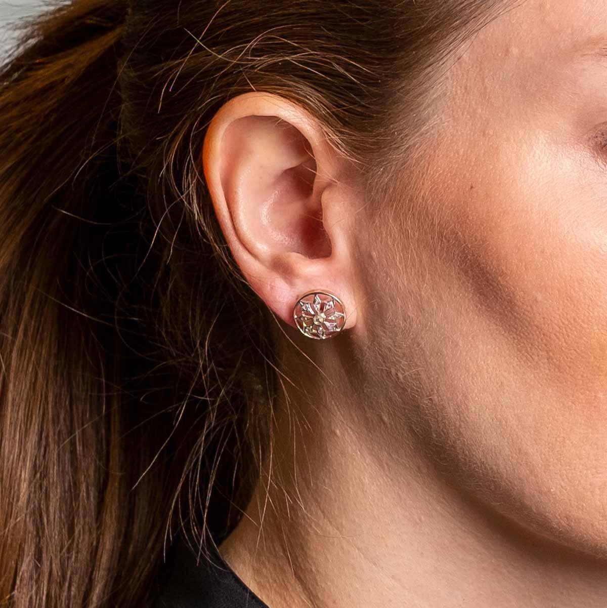 Boucles d'oreilles en diamant taillé en rose, serties en or et en platine, avec un système de fixation au dos. Période déco 1930 c.a.

Points forts
- Or et platine
- Diamants taillés en rose
- Années 1930 Période CIRCA circa

Mesures
- Diamètre 1,3