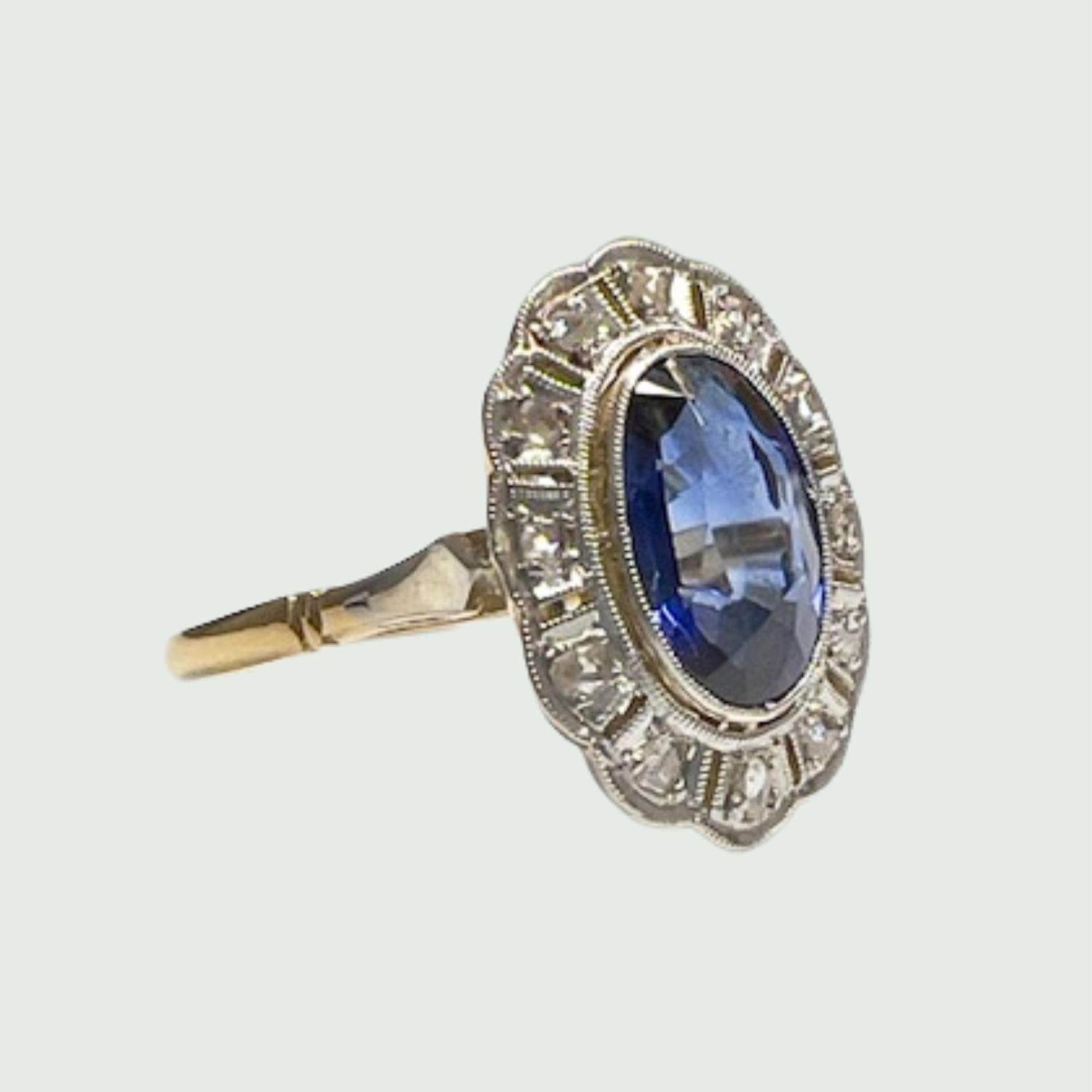 Elegant Art Deco-style ring featuring a combination of 18k gold, platinum accents, rose-cut diamonds, and a stunning synthetic verneuil  sapphire.

Weight: 3.66 grams
Size: ES 17 / EU 57 / US 8 / RESIZING
Diamonds: Rose-cut, 0.22 ct total