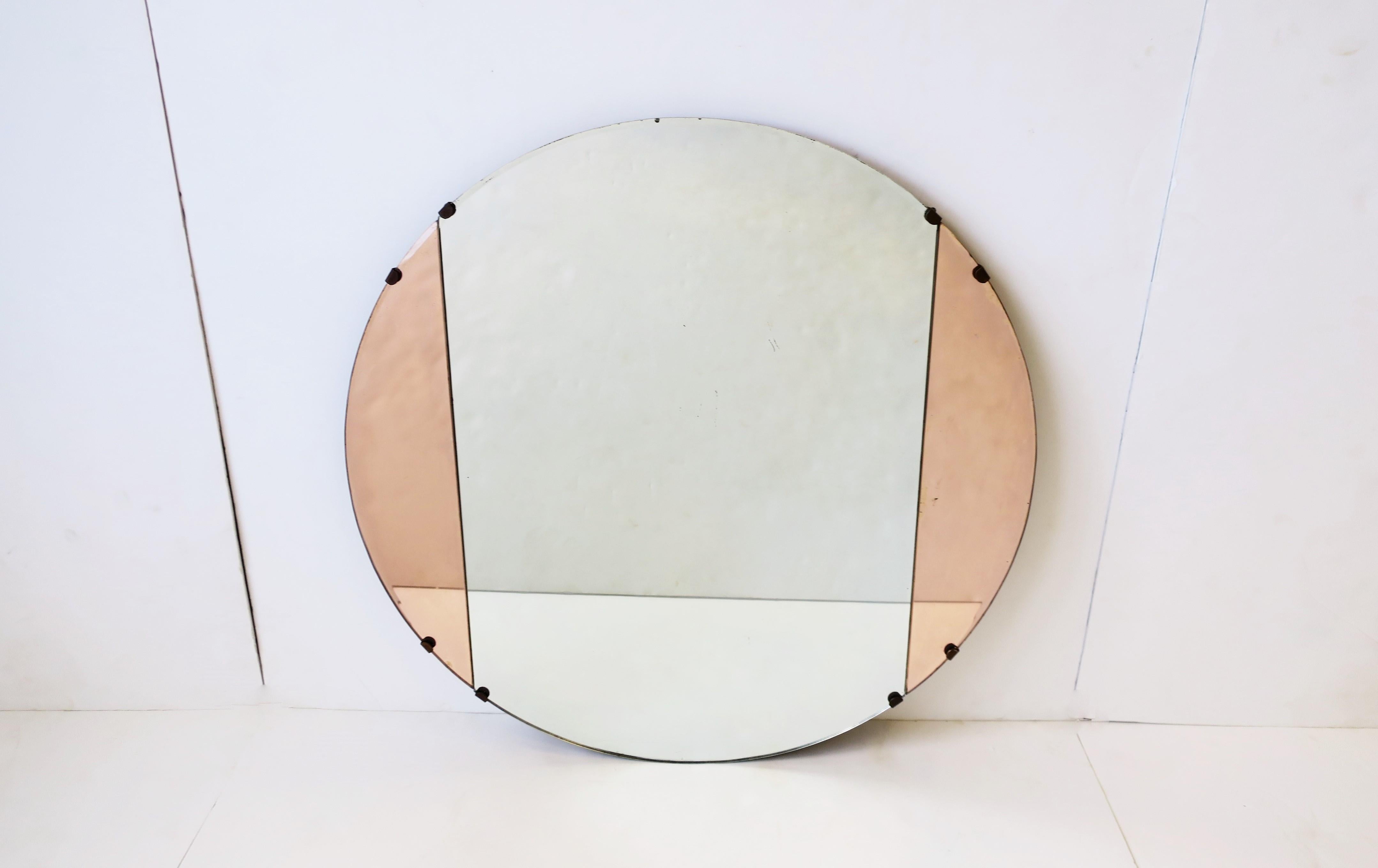 Un très beau miroir mural rond d'époque Art Déco avec un verre miroir de couleur rose, circa 1940s, USA, comme marqué au dos (voir images #10 et 11.) Dimensions : 23.63