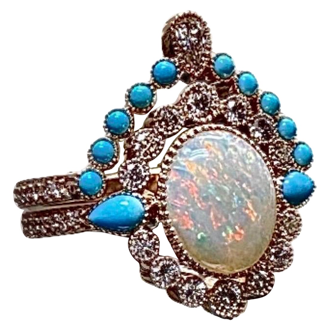 Collezione DeKara Designs

Metallo- Oro rosa 18 carati, .750.

Pietre - Al centro c'è un'opale australiana ovale infuocata di 10 x 8 mm, due turchesi di bellezza addormentata a forma di pera, 10 turchesi di bellezza addormentata rotondi, 1 diamante