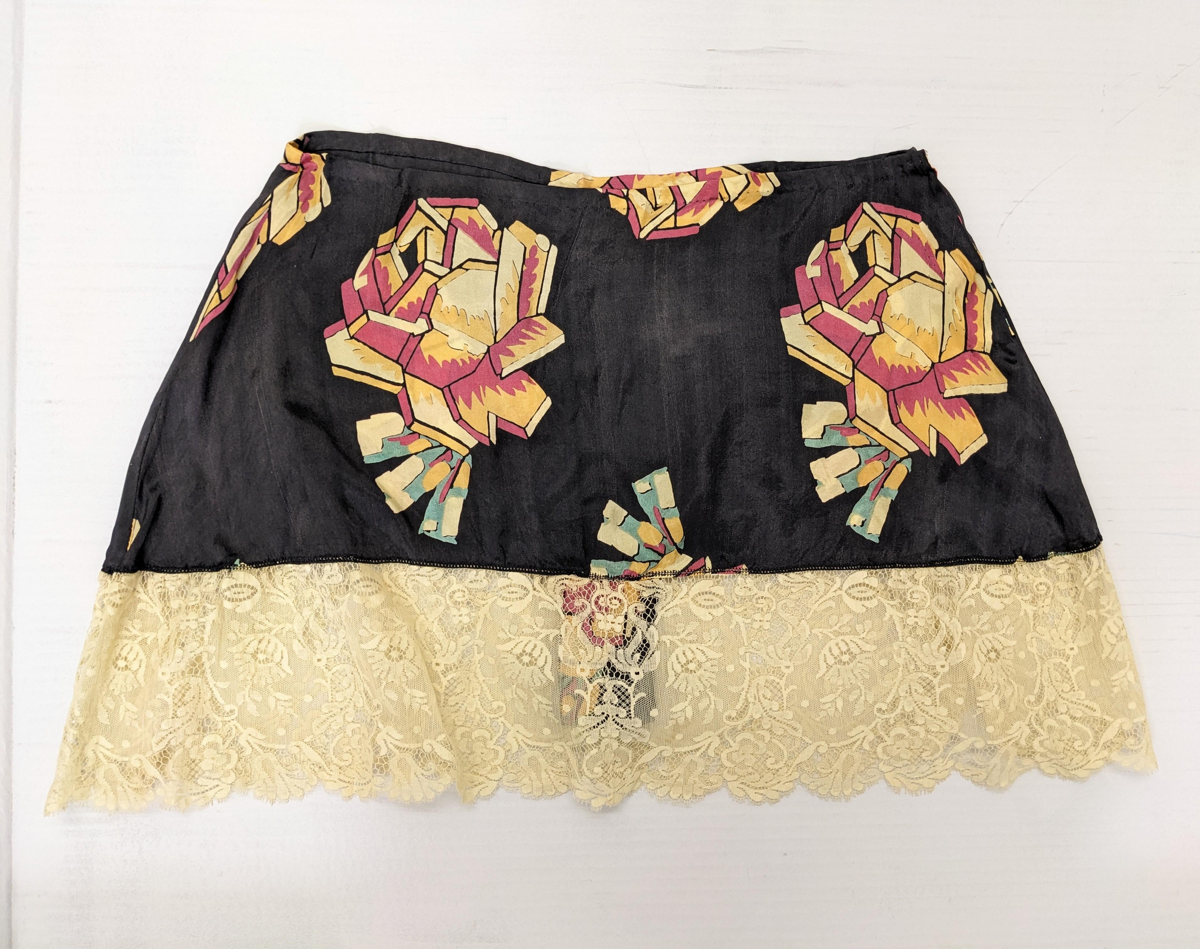 Insolite pantalon de claquettes Art déco du  1920 en satin de rayonne imprimé et un ourlet en dentelle d'alencon crème.  Avec une amusante gravure de roses cubistes en rose foncé, datant de l'époque du jazz,  jaune, ivoire et bleu sur fond noir.