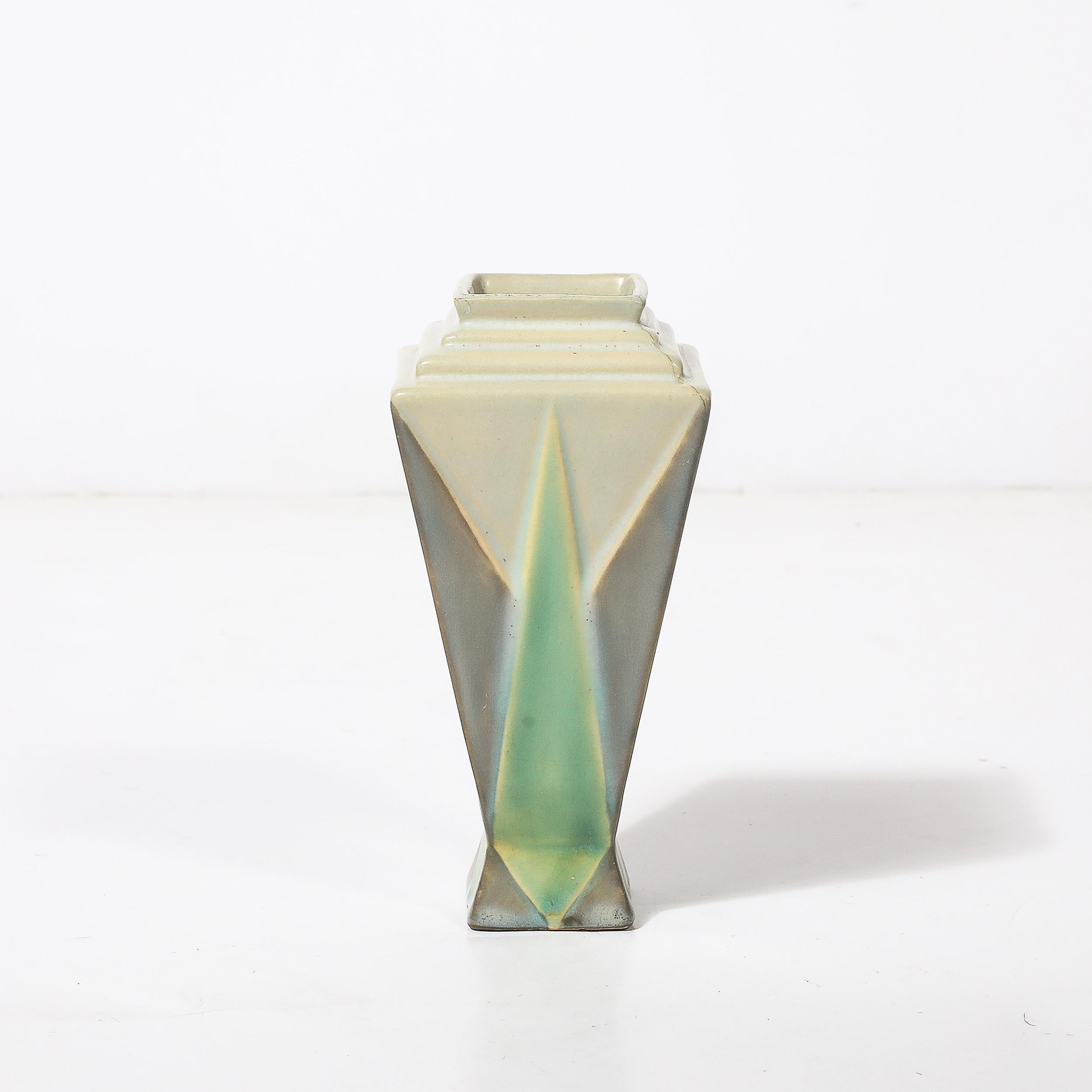 Questo eccezionale vaso in ceramica Art Deco Roseville Futura, intitolato 