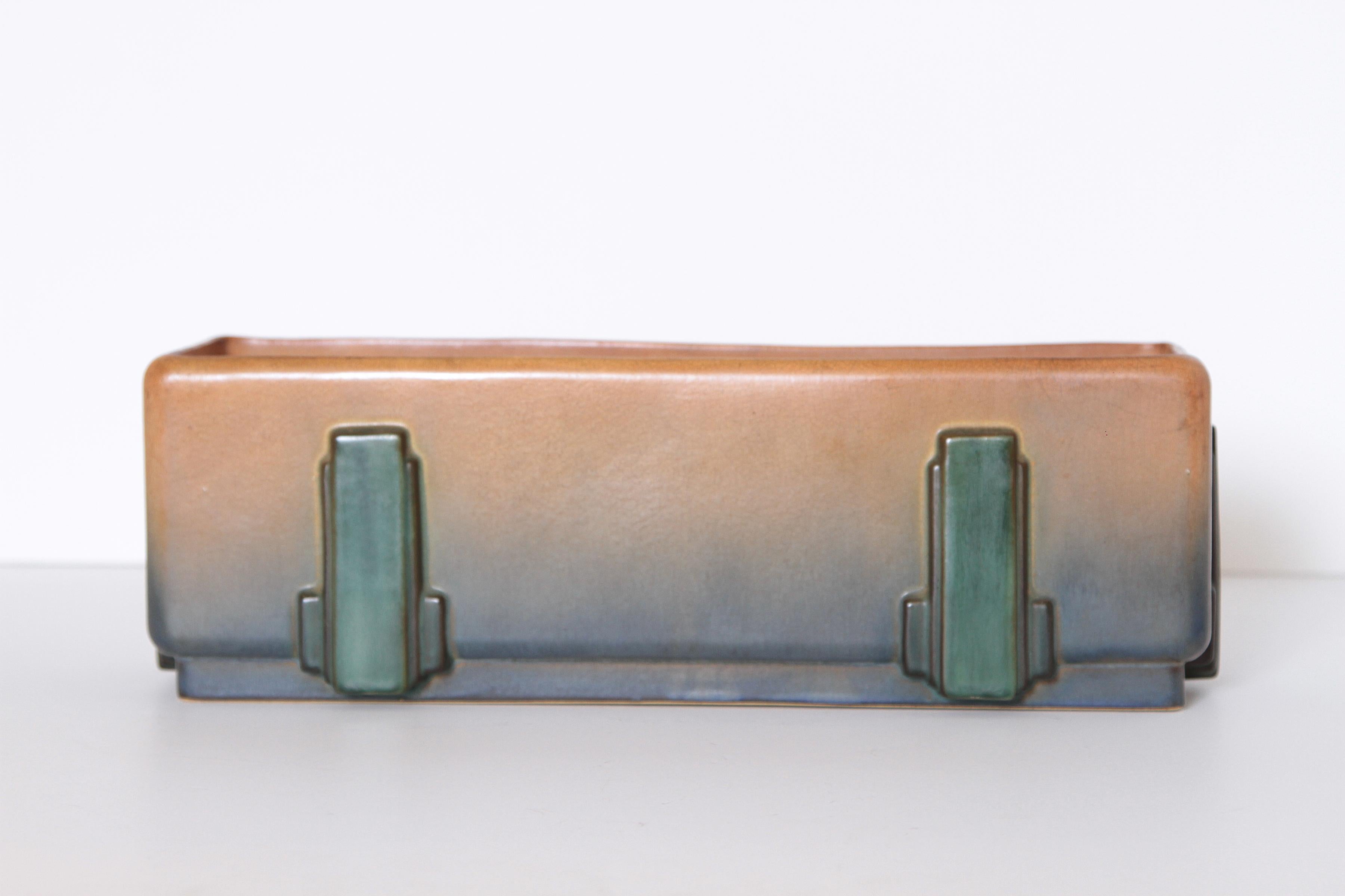 Art Deco Roseville Futura Blumenkasten aus Keramik von Frank Ferrell

Hervorragendes Beispiel des markanten Ferrell-Designs von 1928, # 376 - 15. Beeindruckende Größe, 15 Zoll breit. 15