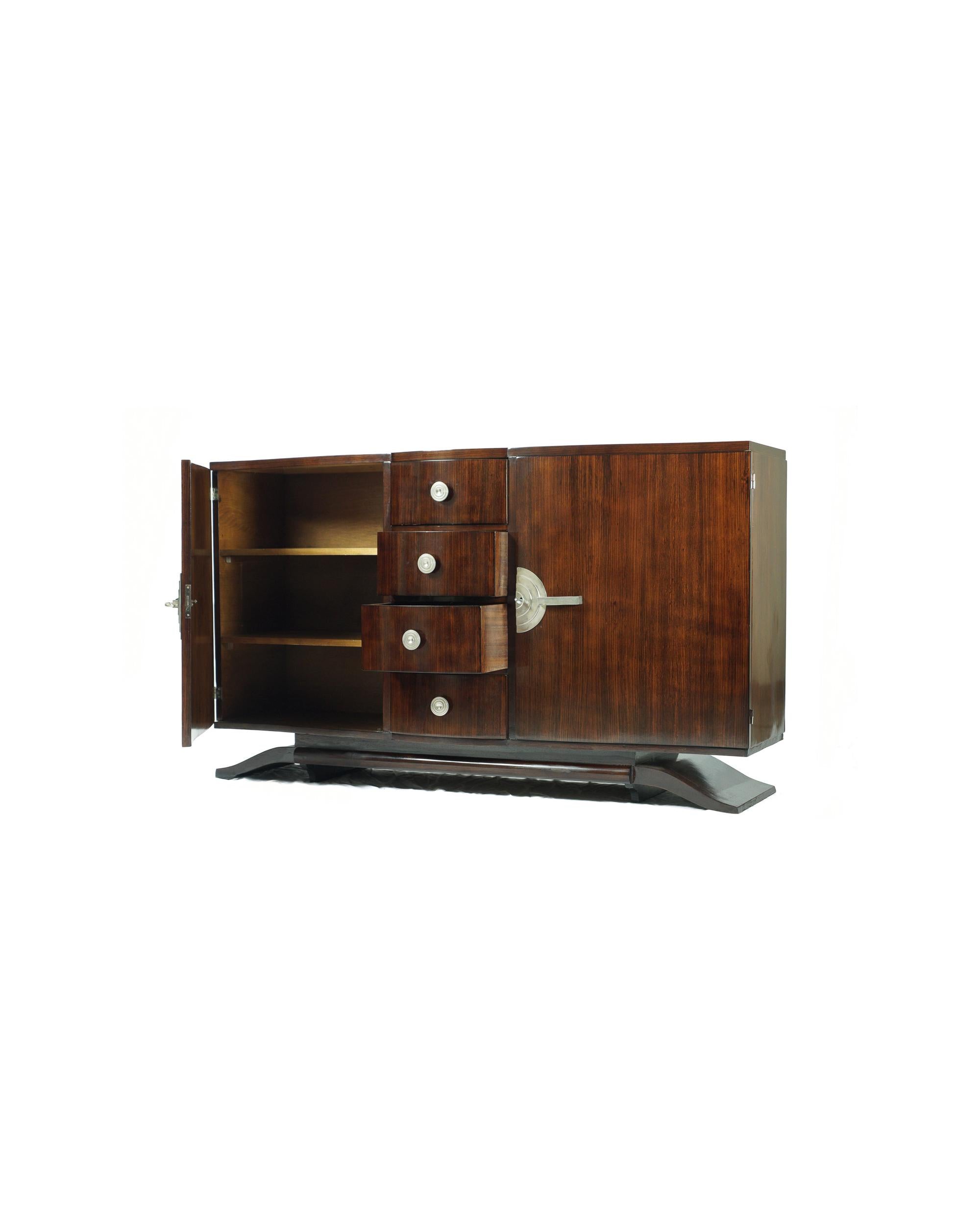 A mid century rosewood veneer sideboard / console with two doors and four central drawers, chromed original handles in good conditions with interior sections and a lacquered base.
