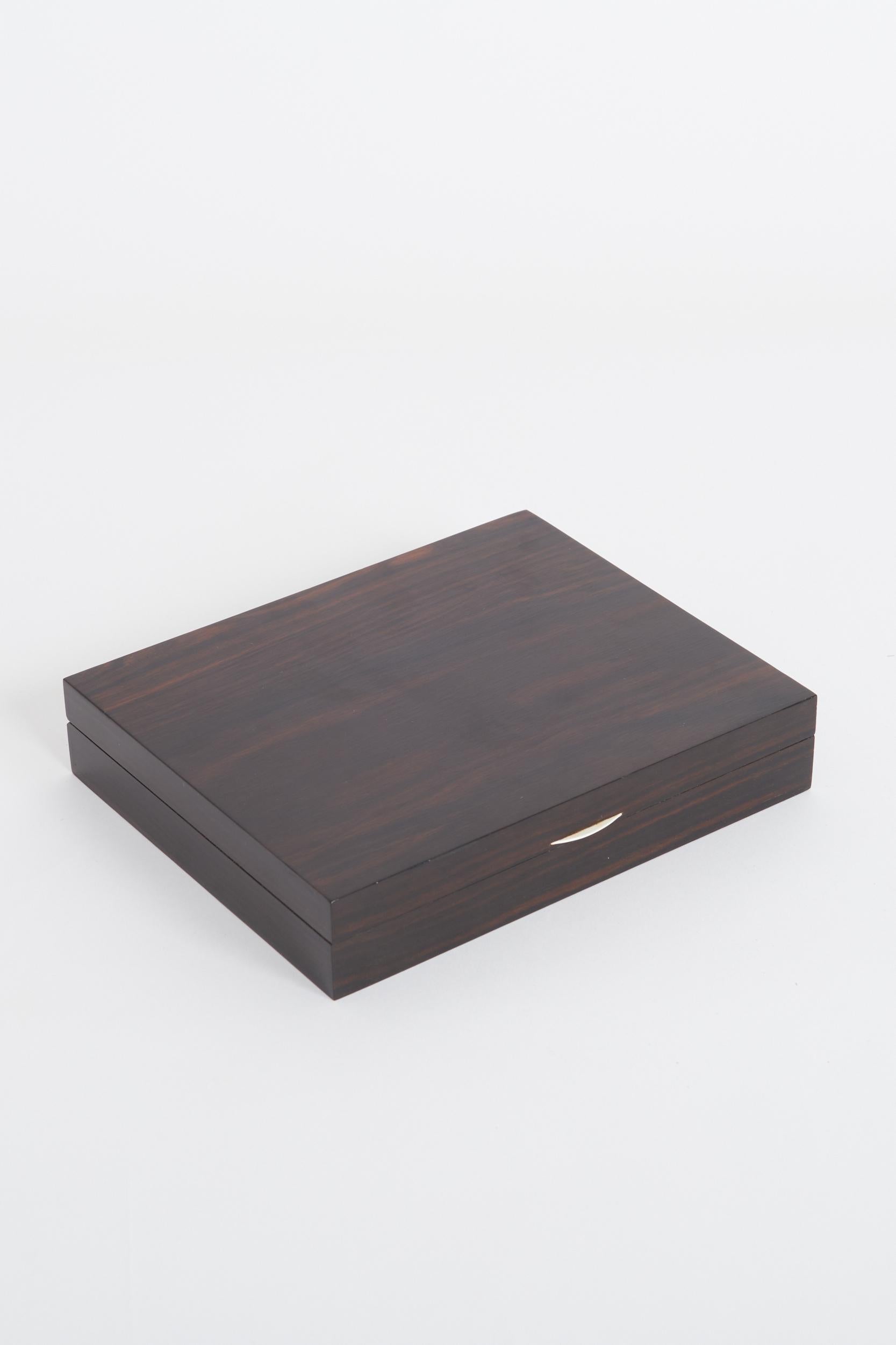 An Art Deco rosewood box, with a bone pull. 
France, 1930s
3.5 cm high by 18.5 cm wide by 15 cm depth.