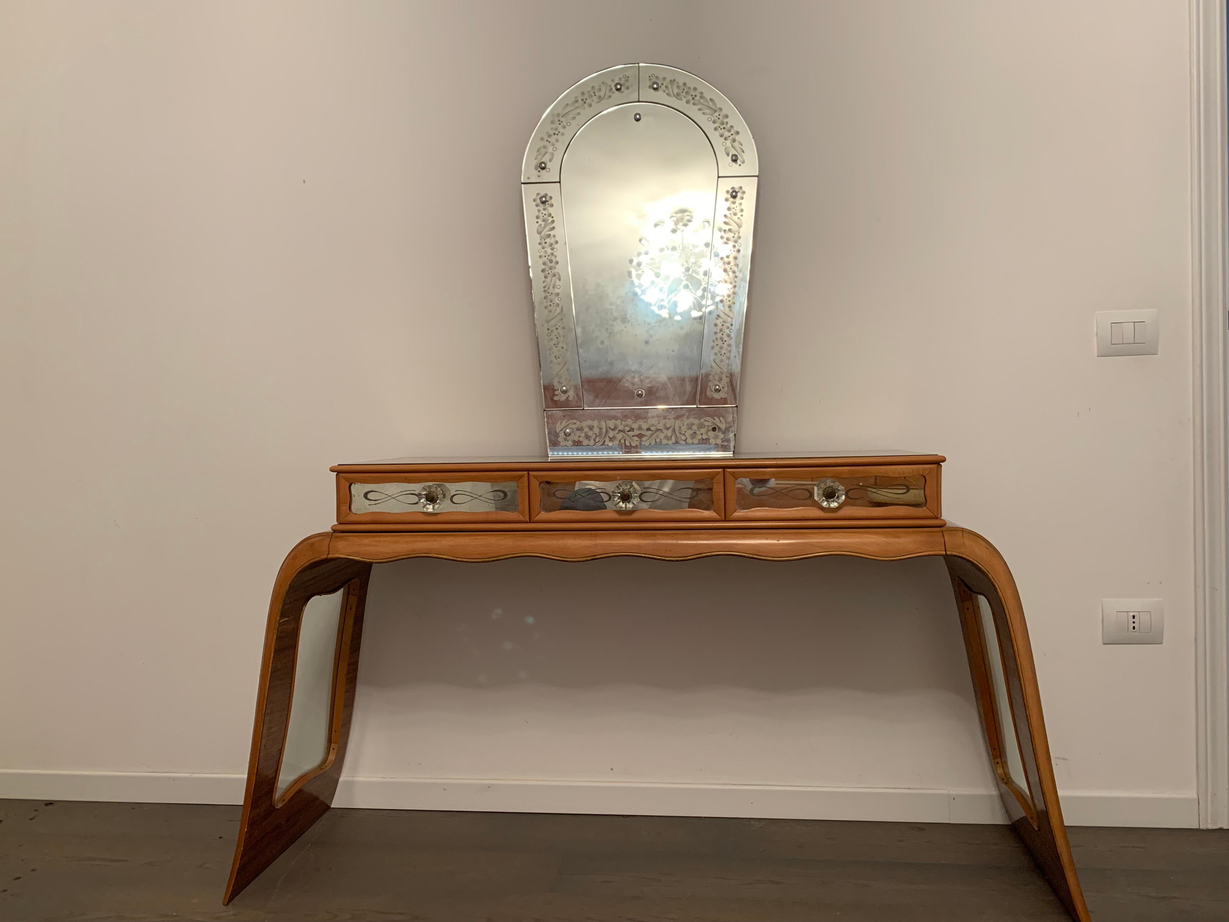 Elegant art deco console, the base at the sides has a blurred and open profiled square in maple. Both internally and externally the veneer is in rosewood, on the front always in maple a rounded profile follows the elegantly blurred line joining in