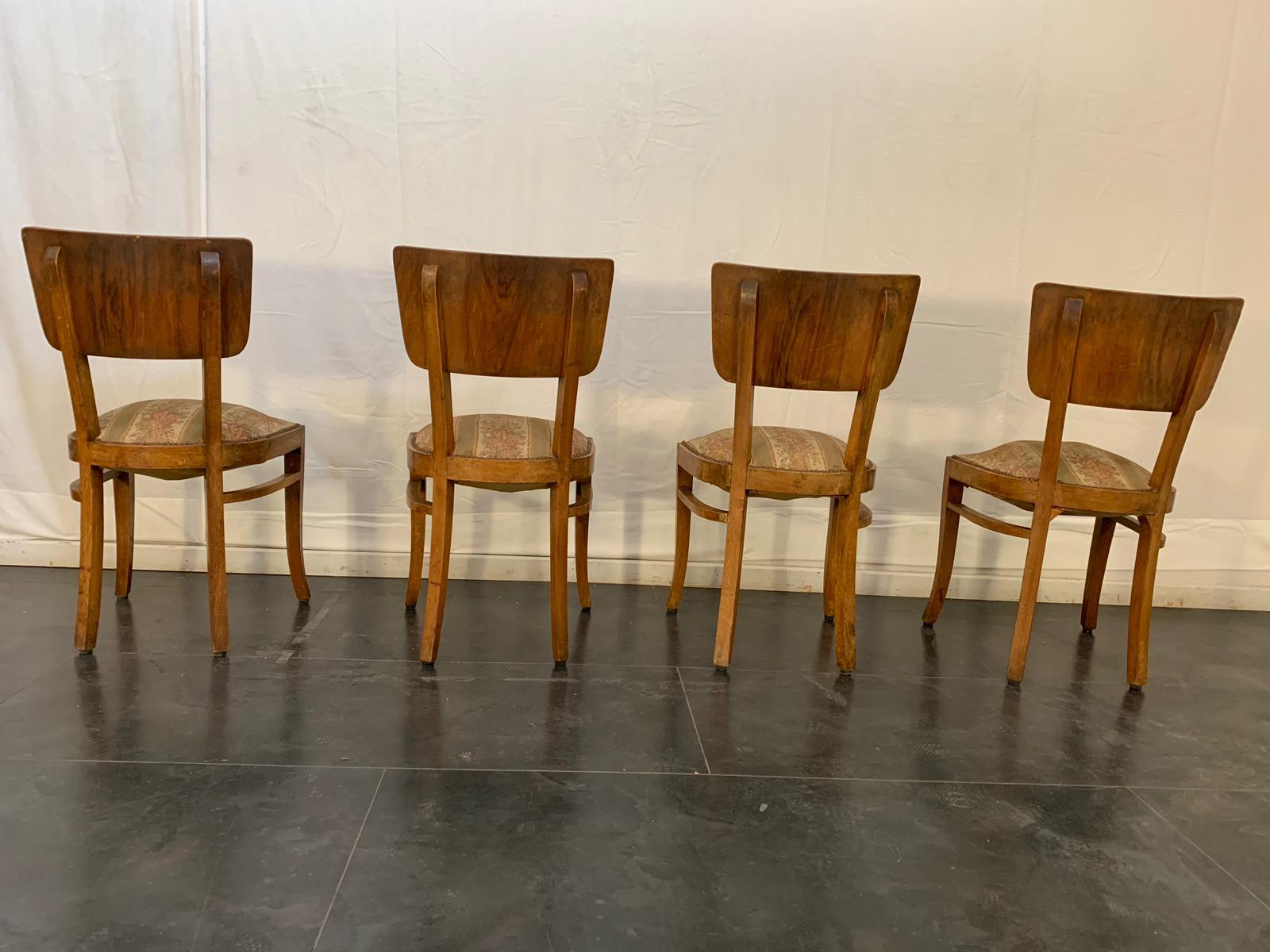 4 chaises Art Déco en bois de rose. Légère usure due à l'âge et à l'utilisation. Le remplacement de la sellerie est recommandé. Patine d'âge et d'utilisation.
L'emballage avec du papier bulle et des boîtes en carton est inclus. Si un emballage en