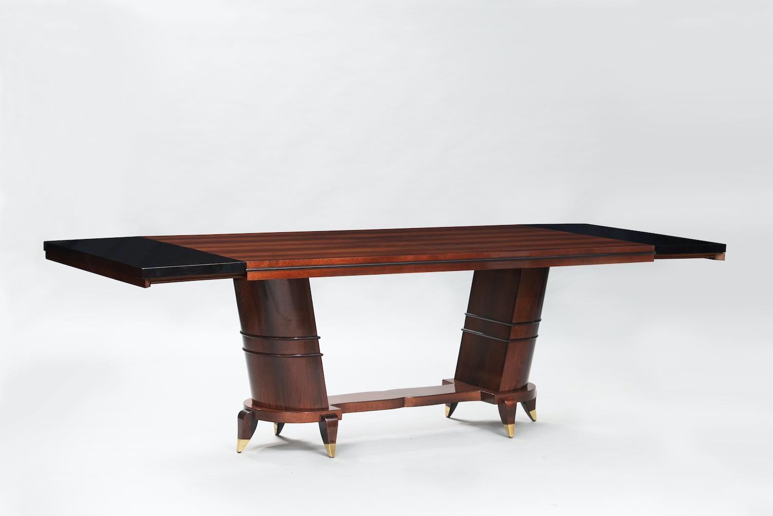Rosewood and brass Art Deco extendable dining table.
Measures: Width: 175cm (closed), 249cm (open).


.