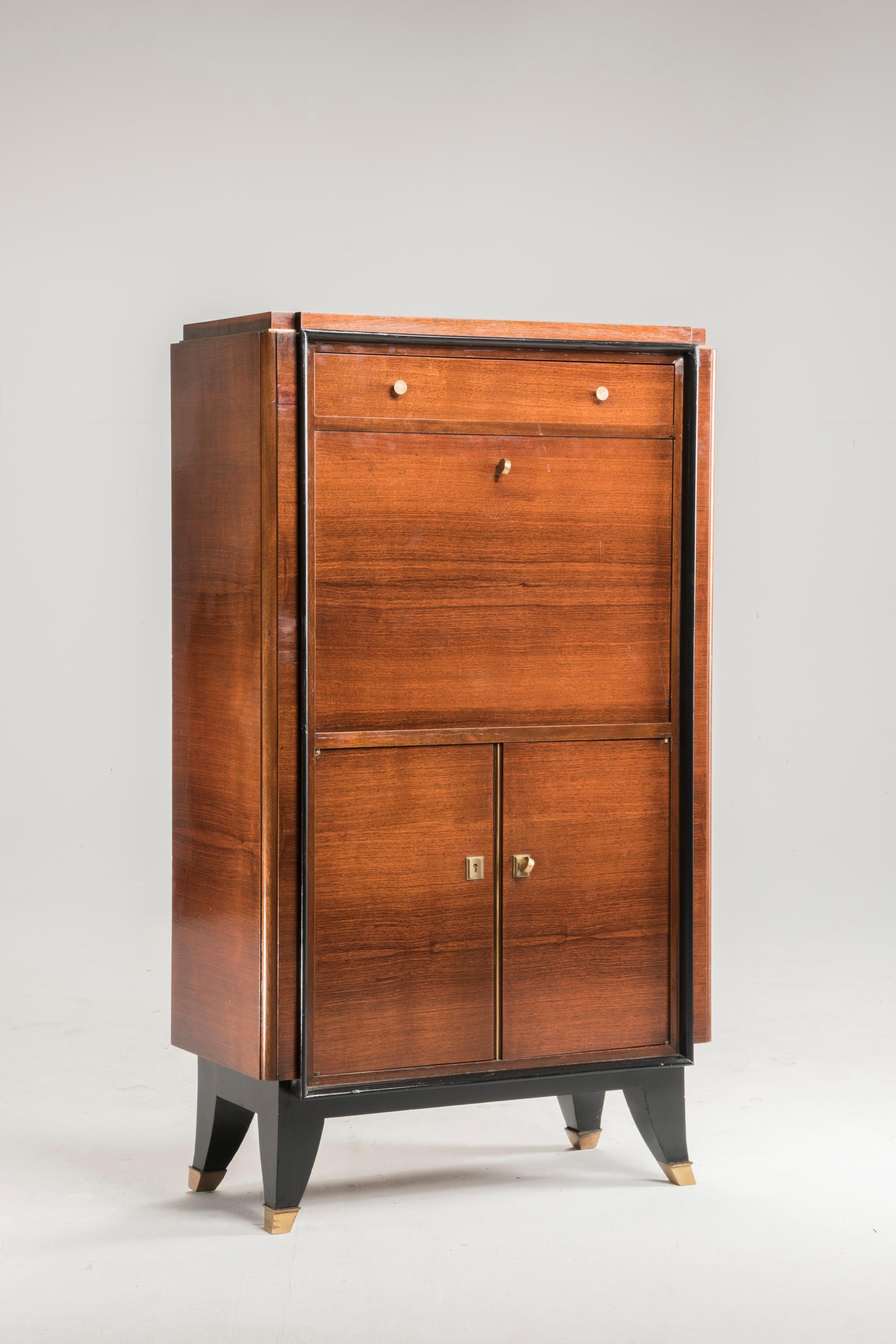 Art Deco rosewood drop down door dry cocktail bar cabinet, France, 1930s

20th century Art Deco rosewood French bar cabinet, featuring drop down door besides two other hinged doors and a upper drawer. The hardware is original and made in brass,