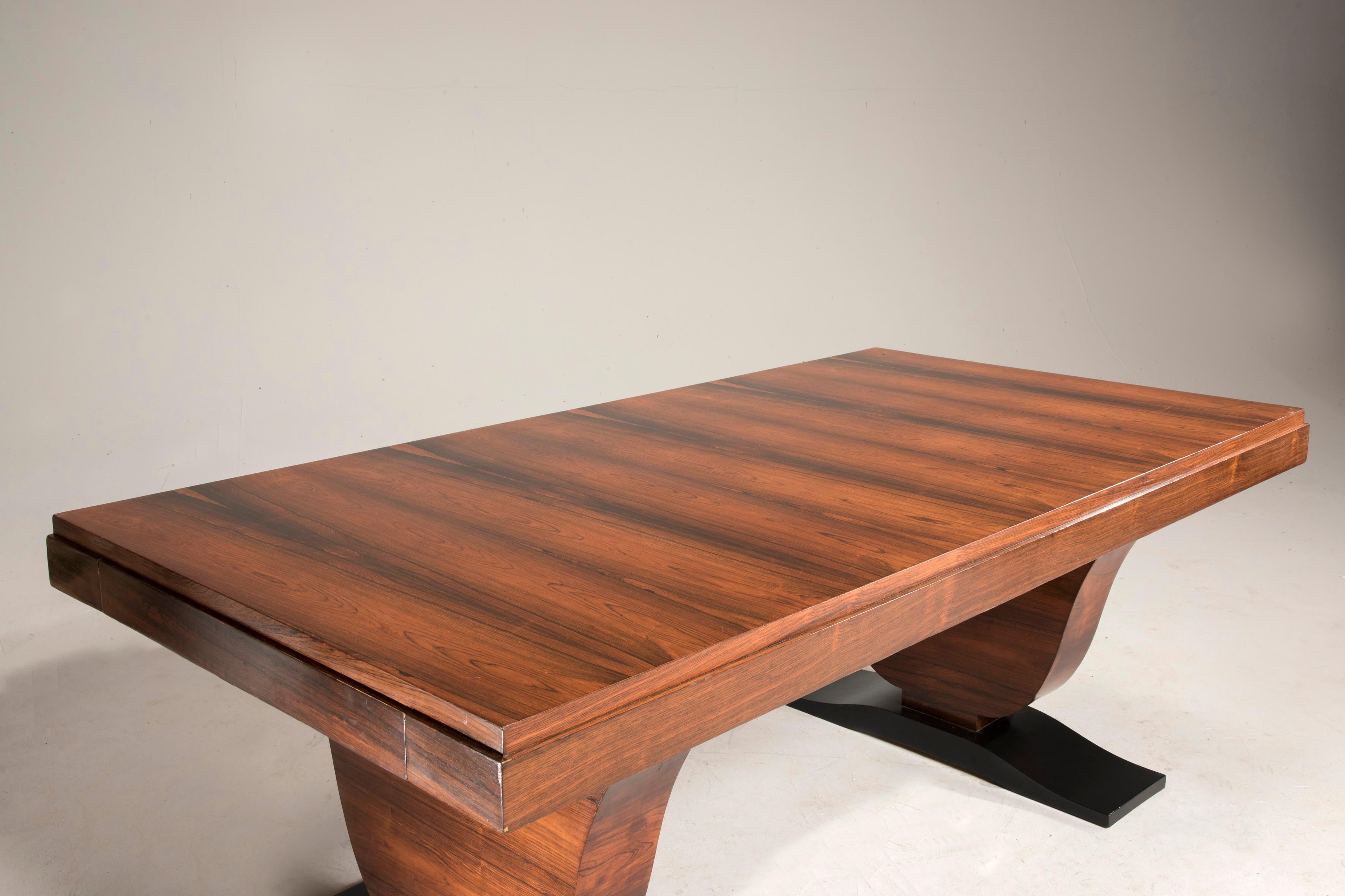 Art Deco rosewood extendable rectangular table.

From 1930s period from France, this table is fine for 8 people when closed, while it welcomes up to 12 people when extended. It features two extensions of 52 cm/ 20.5