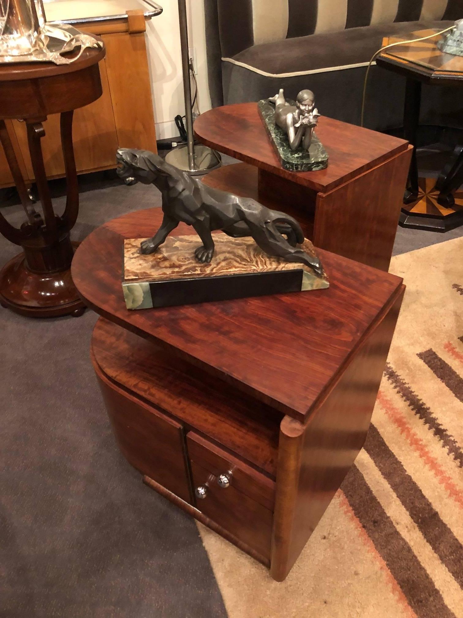 A pair of streamline deco nightstands or side tables, which are crafted in beautifully grained rosewood. These are in great condition, ready to flank a bed, couch or a set of shelves. An example of the “later deco” styling with its elegant curved