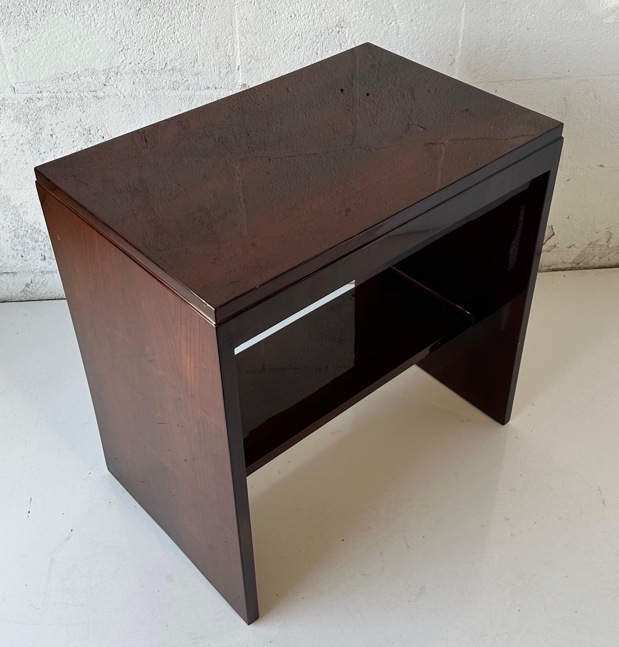 Beautiful Art Deco Side Table in Rosewood.
Elegant and minimalist straight line.
High Gloss Lacquer finish on Rosewood Veneer.