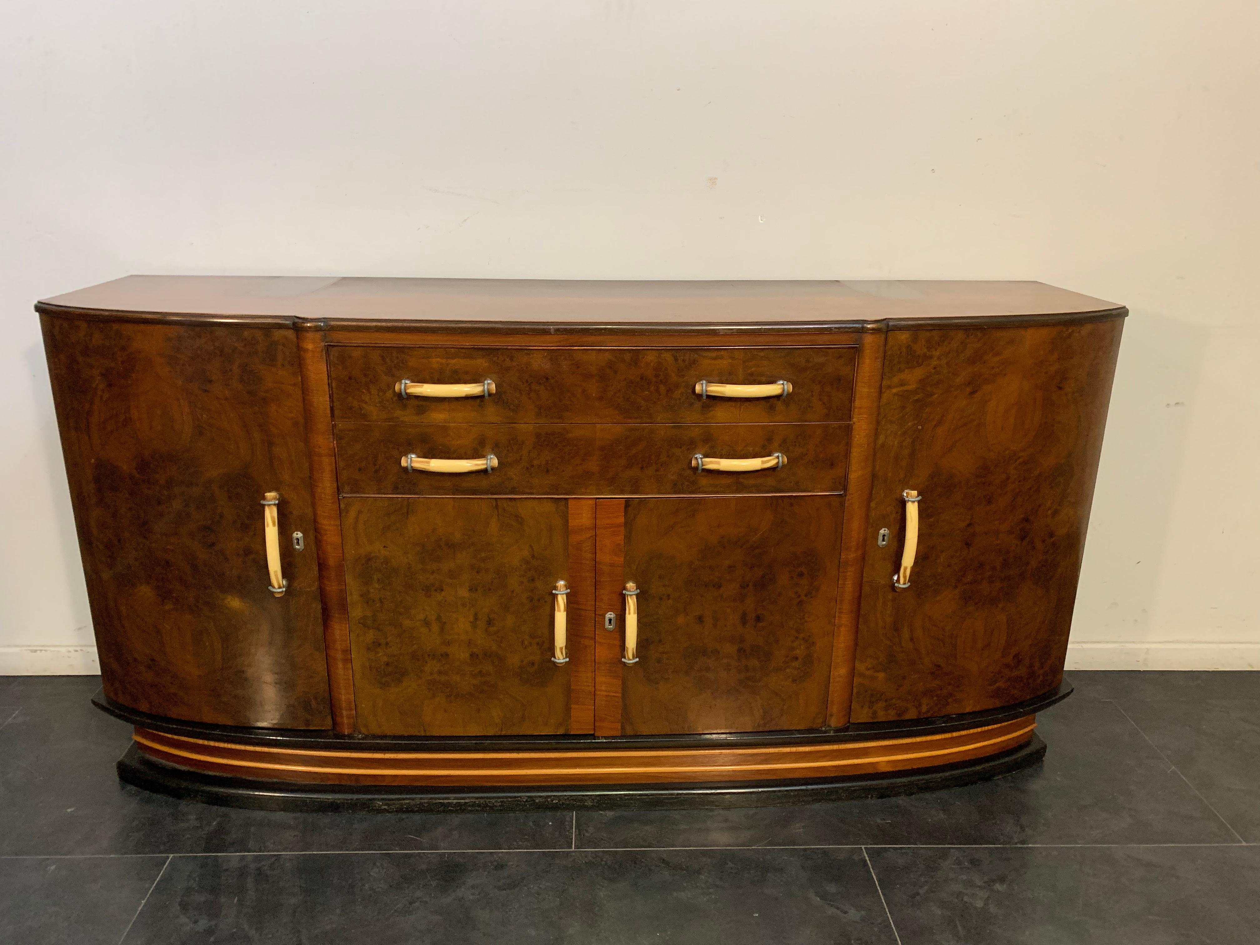 Sideboard im Art Deco-Stil, Struktur aus furniertem Massivholz. Von großer Qualität Eine reiche Basis, die aus einem schwarzen Rahmen besteht, der ein Palisanderband mit 2 parallelen Ahornprofilen enthält, die um den gesamten Umfang laufen und den