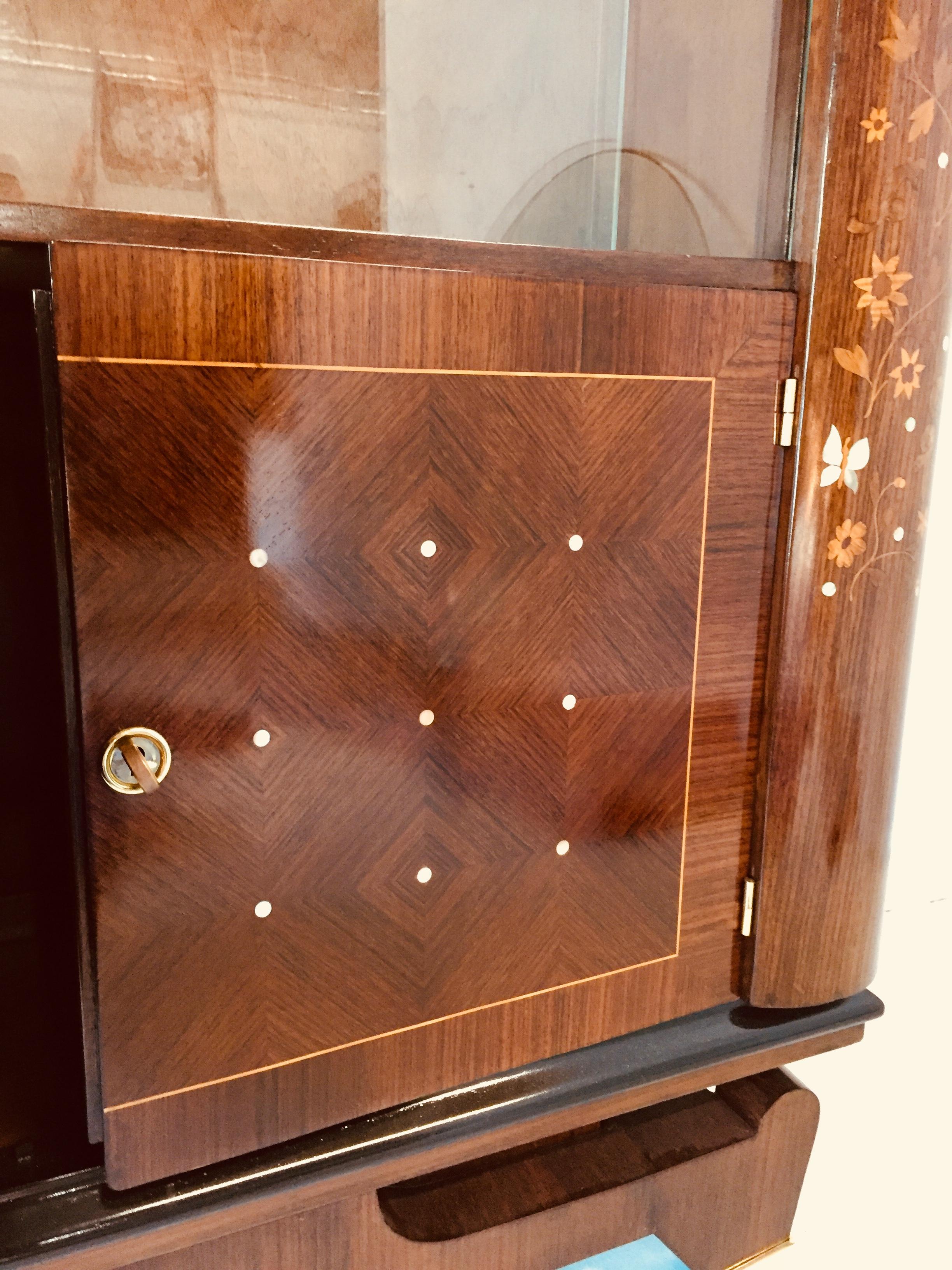 Mid-20th Century Art Deco Rosewood Vitrine Style of J. Leleu, Lemon Wood and Mother Pearl Inlayed