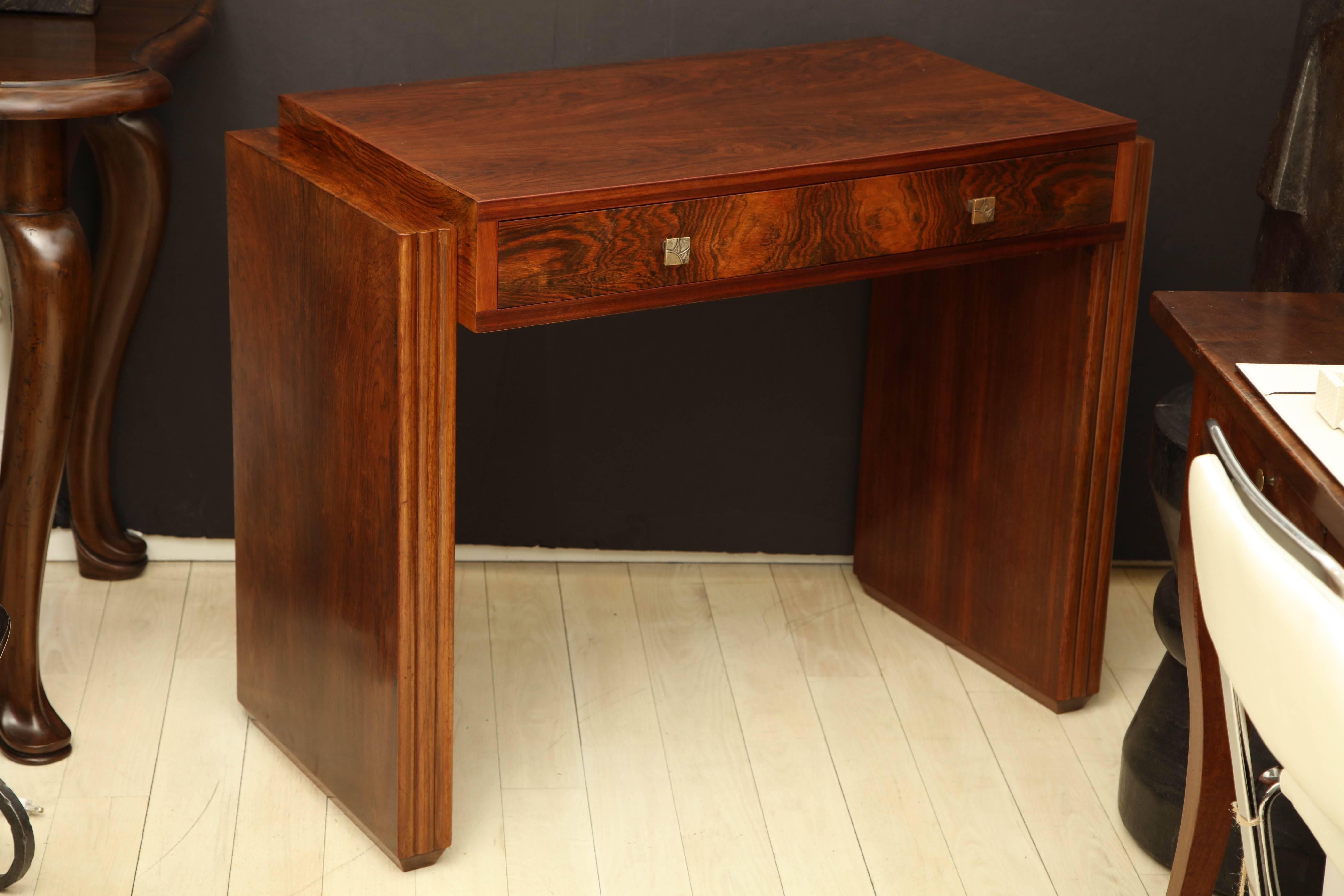Stunning French Art Deco rosewood writing table with two drawers, the rectangular top supported by reeded supports. Original hardware, France, circa 1940.



Available to see in our NYC Showroom 
BK Antiques
306 East 61st St. 2nd fl.
New York, NY