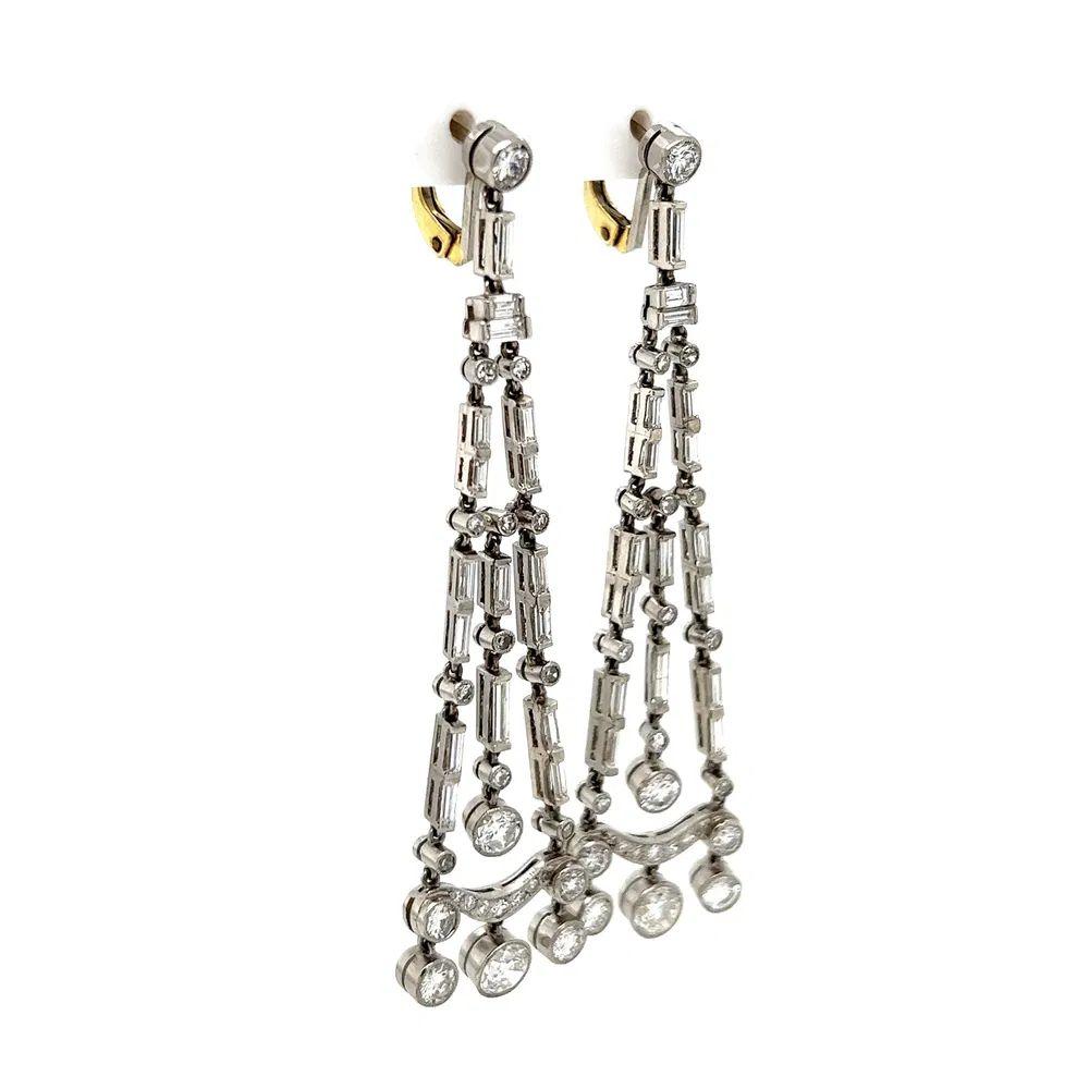 Einfach schön! Awesome Art Deco Diamant Platin Kronleuchter Tropfen Ohrringe. Handbesetzt mit 6,20 tcw runden und Baguette-Diamanten. Wunderschön handgefertigt in Platin mit Art Deco Details. Wahrlich ein zeitloses Statement. Mit ihrem