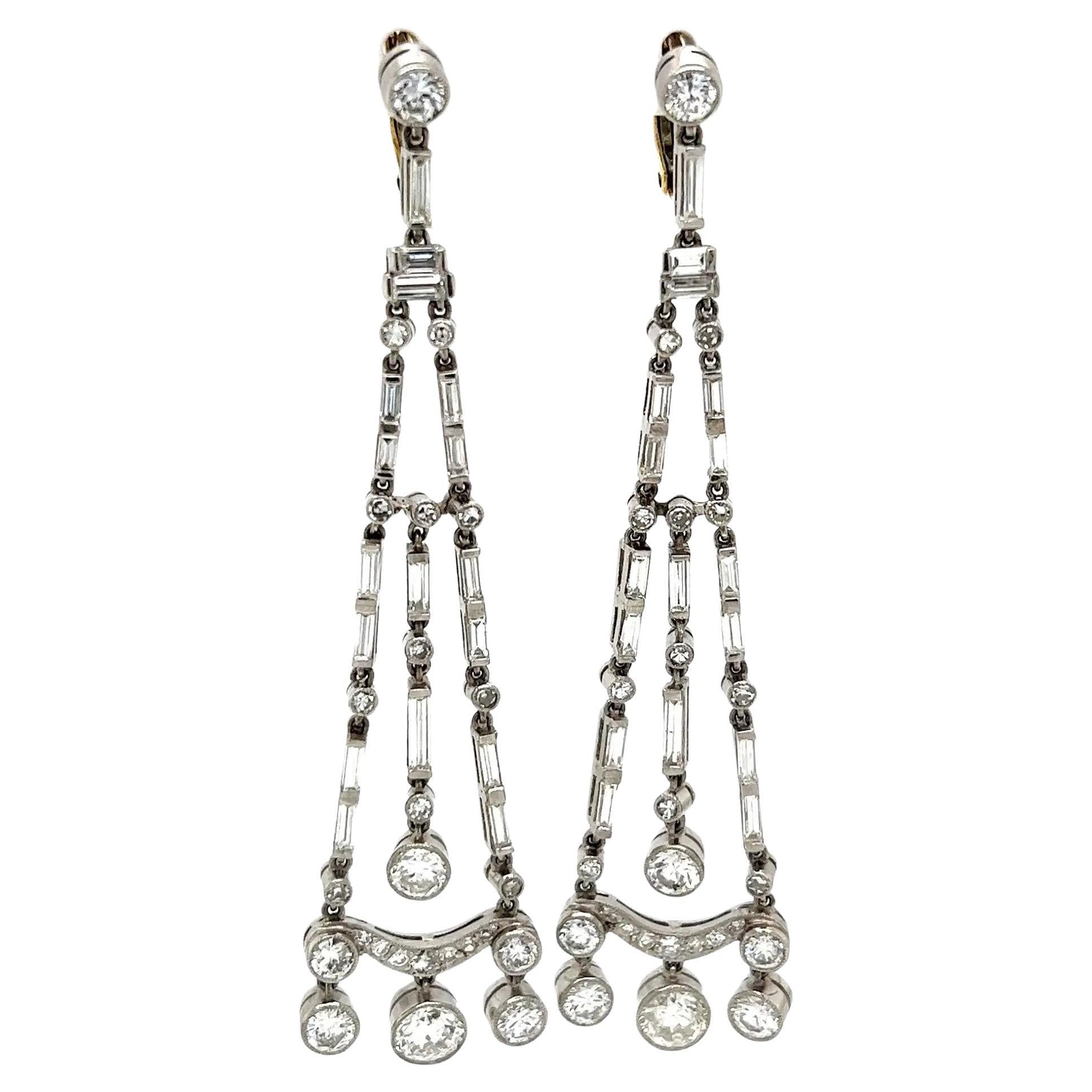Orecchini a goccia con diamanti tondi e baguette in platino vintage Art of Vintage