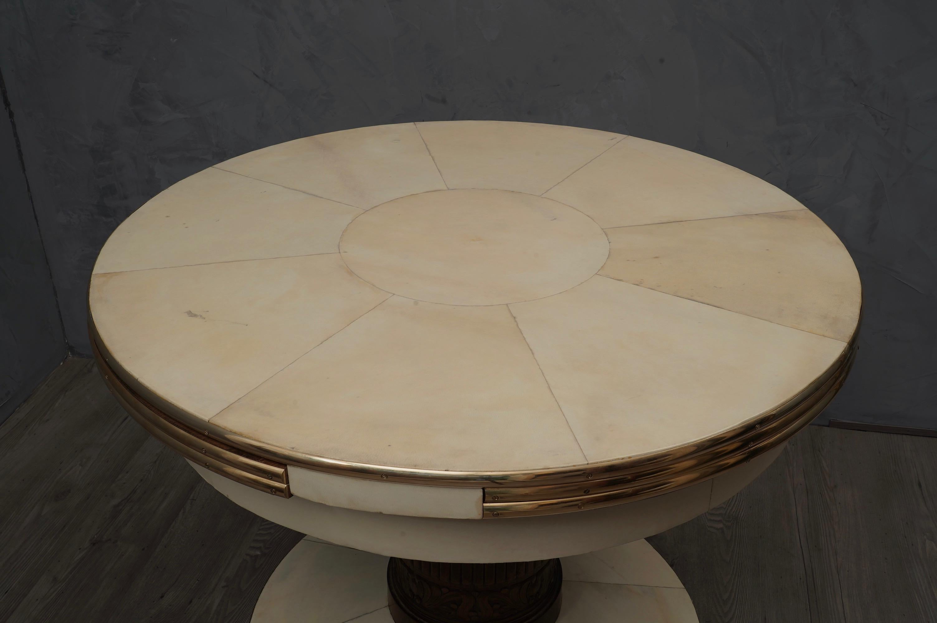 Art Deco Round Ash Brass and Goatskin Openable Table, 1920 In Good Condition In Rome, IT