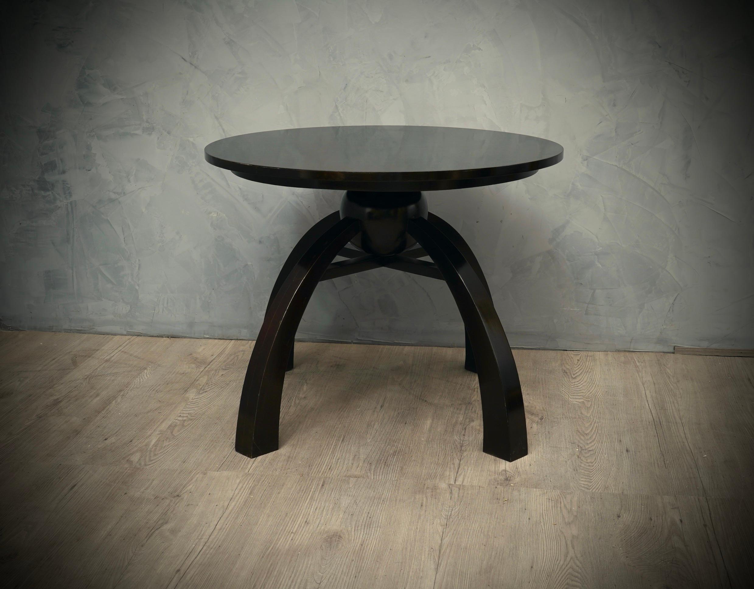Art Deco Round Black Shellac Italian Side Table, 1930 In Good Condition For Sale In Rome, IT