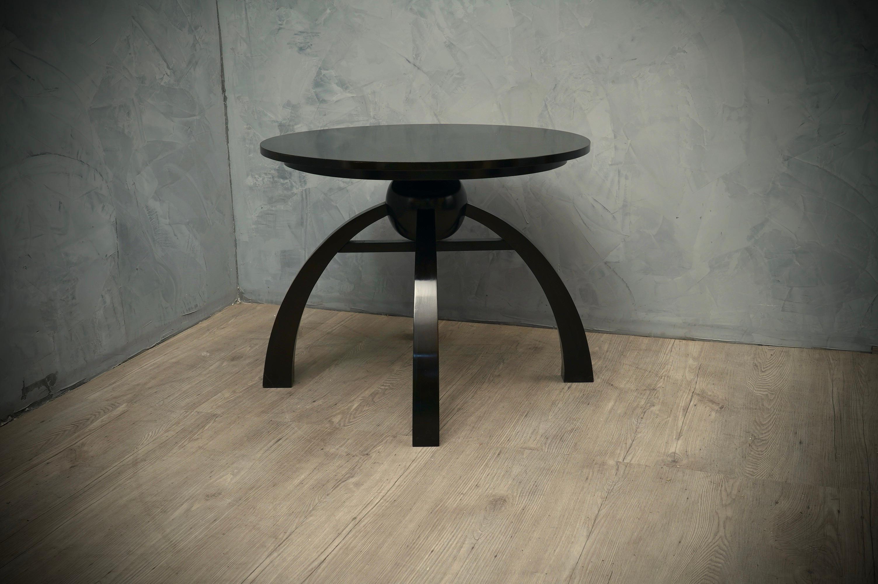 Art Deco Round Black Shellac Italian Side Table, 1930 For Sale 2