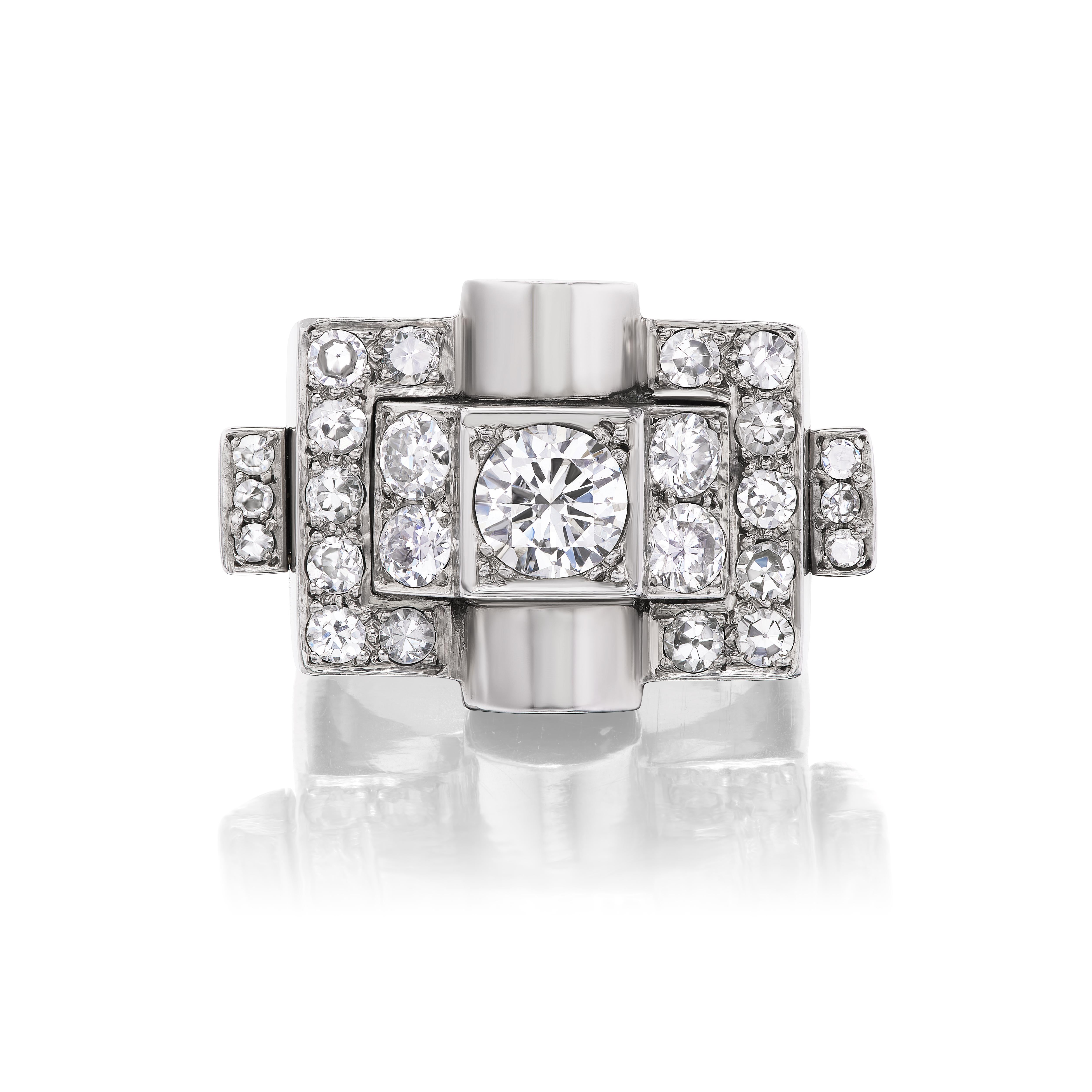 Dieser Ring mit Diamanten und Platin zeichnet sich durch die kühne Verwendung architektonischer Art-Déco-Inspirationen in Verbindung mit großen, hochwertigen Diamanten aus. Der zentrale Diamant wiegt ca. 0,75 Karat und die begleitenden Diamanten im