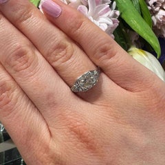 Anillo Art Déco de platino con diamante redondo talla brillante de 0,80 quilates, circa 1935