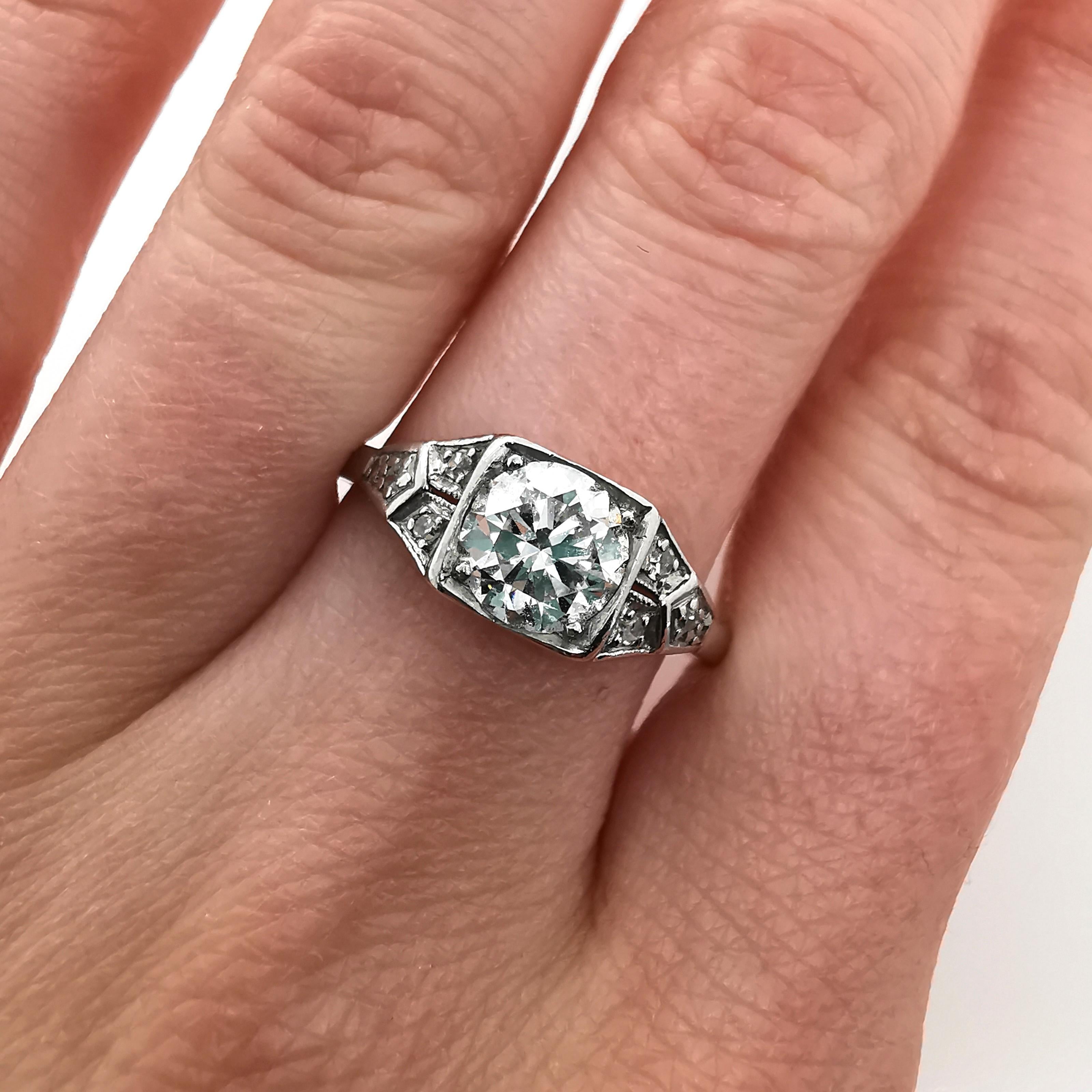Bague art déco en platine, diamant rond de 0,80 carat, taille Brilliante, circa 1935 Pour femmes en vente