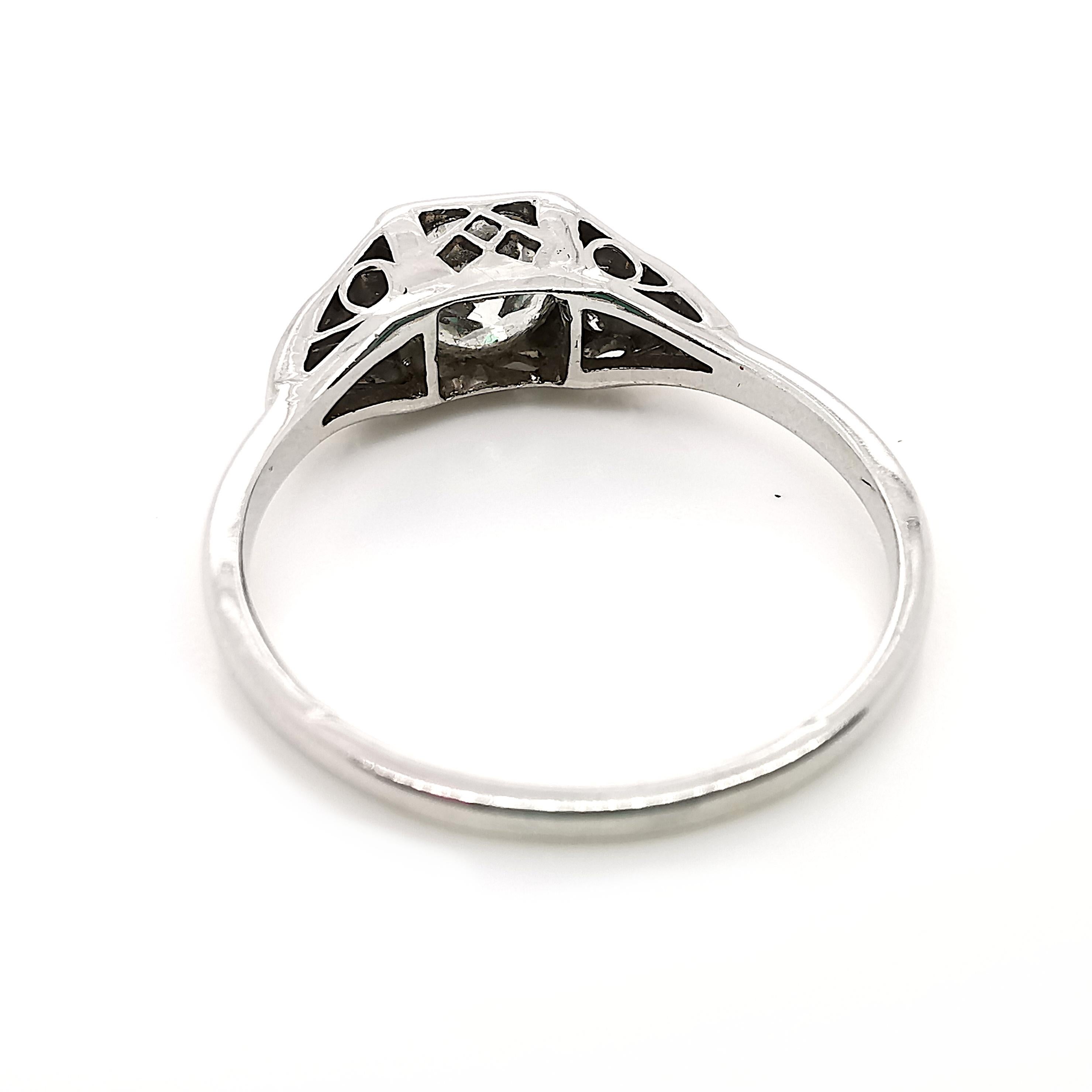 Art Deco Round Brilliant-Cut 0.80 Carat Diamond Platinum Ring, Circa 1935 For Sale 2