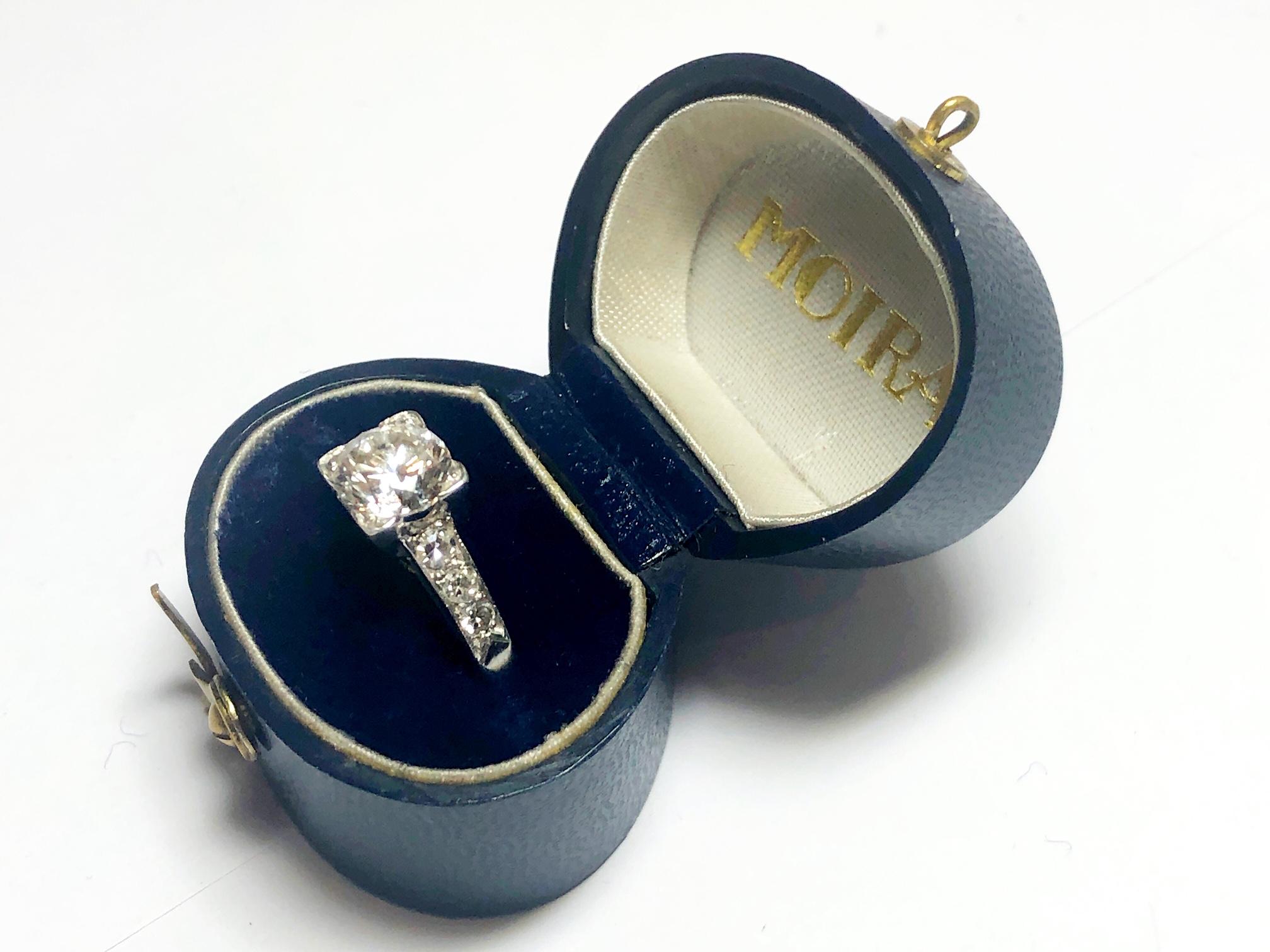 Art Deco Runder Solitär-Ring aus Platin mit 1,01 Karat Diamant im Brillantschliff und Platin im Angebot 3