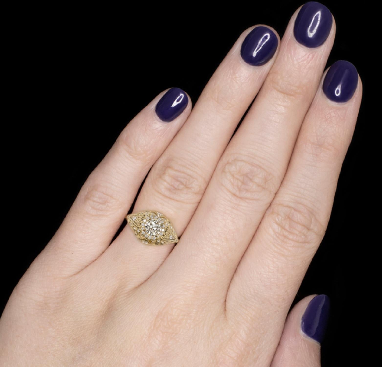 Art Deco Round Brilliant Cut Diamond Filigree Design Yellow Gold Ring In New Condition In Rome, IT