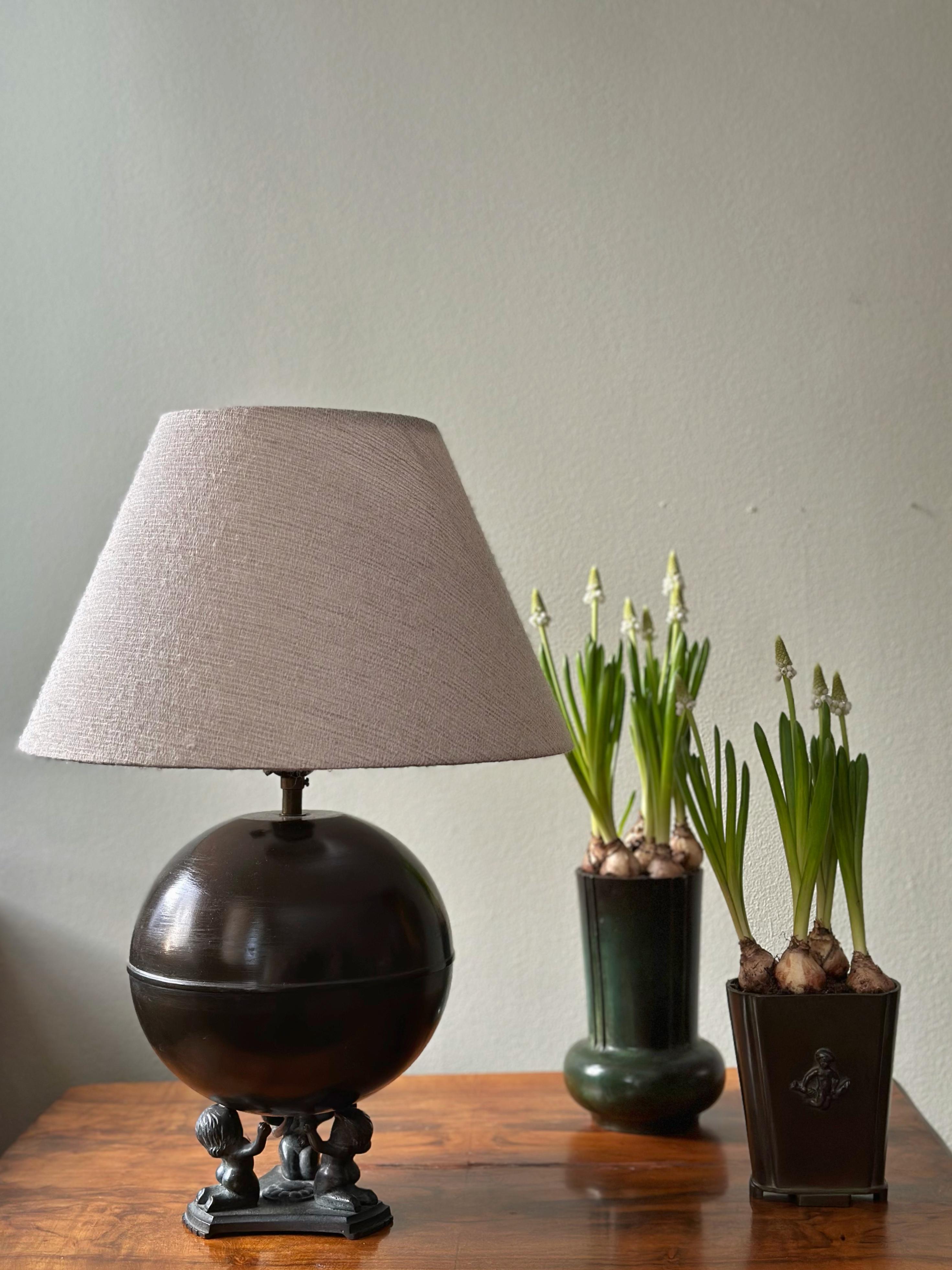 Suédois Lampe de table ronde en bronze Art déco, Äkta Brons Svensk Vara, Suède Années 1930. en vente