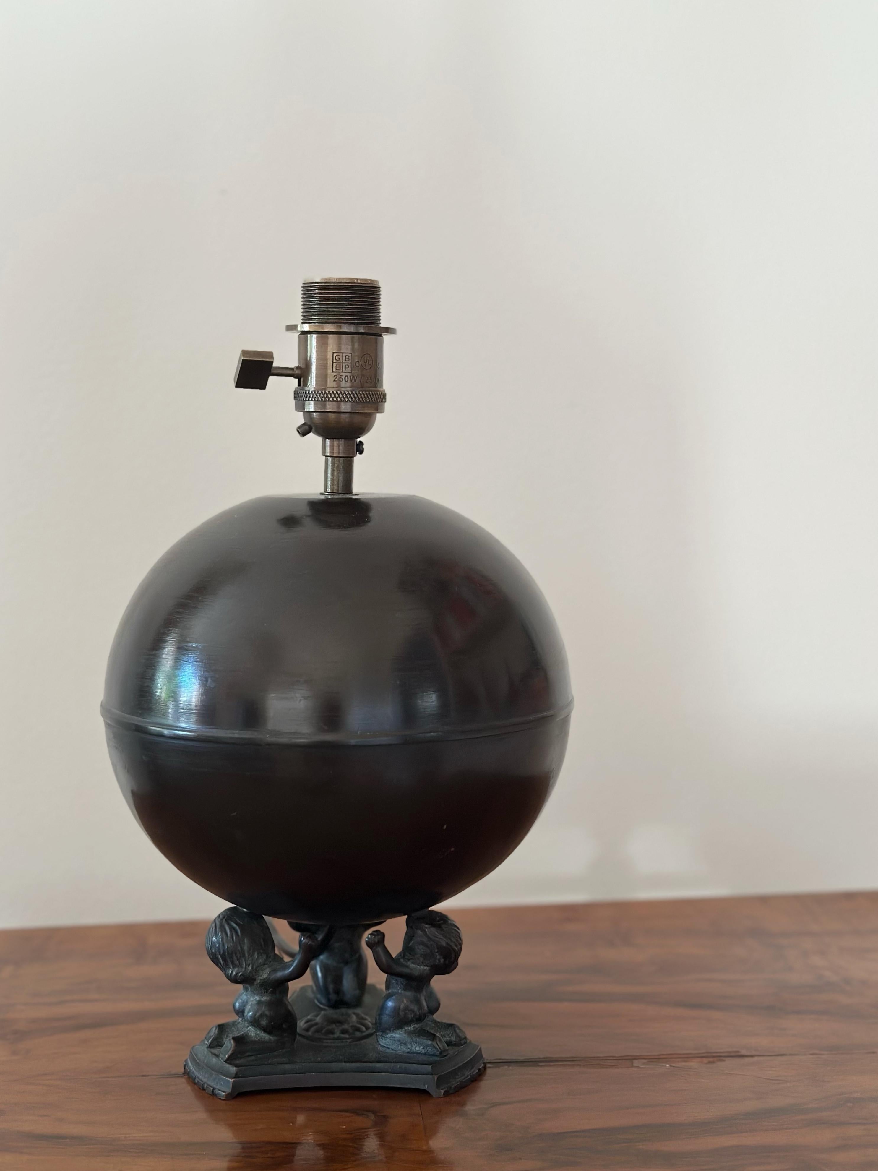 20ième siècle Lampe de table ronde en bronze Art déco, Äkta Brons Svensk Vara, Suède Années 1930. en vente