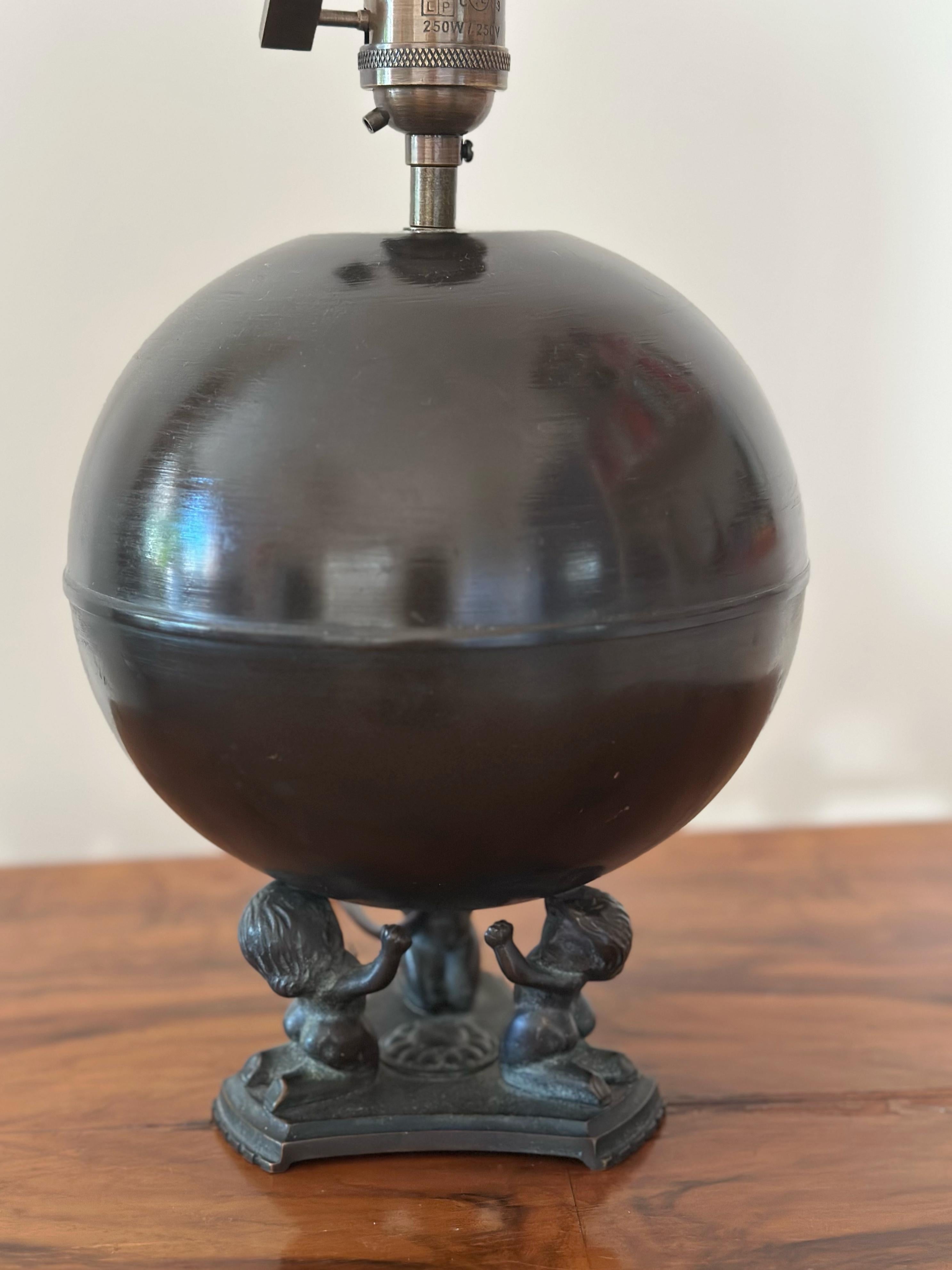 Bronze Lampe de table ronde en bronze Art déco, Äkta Brons Svensk Vara, Suède Années 1930. en vente