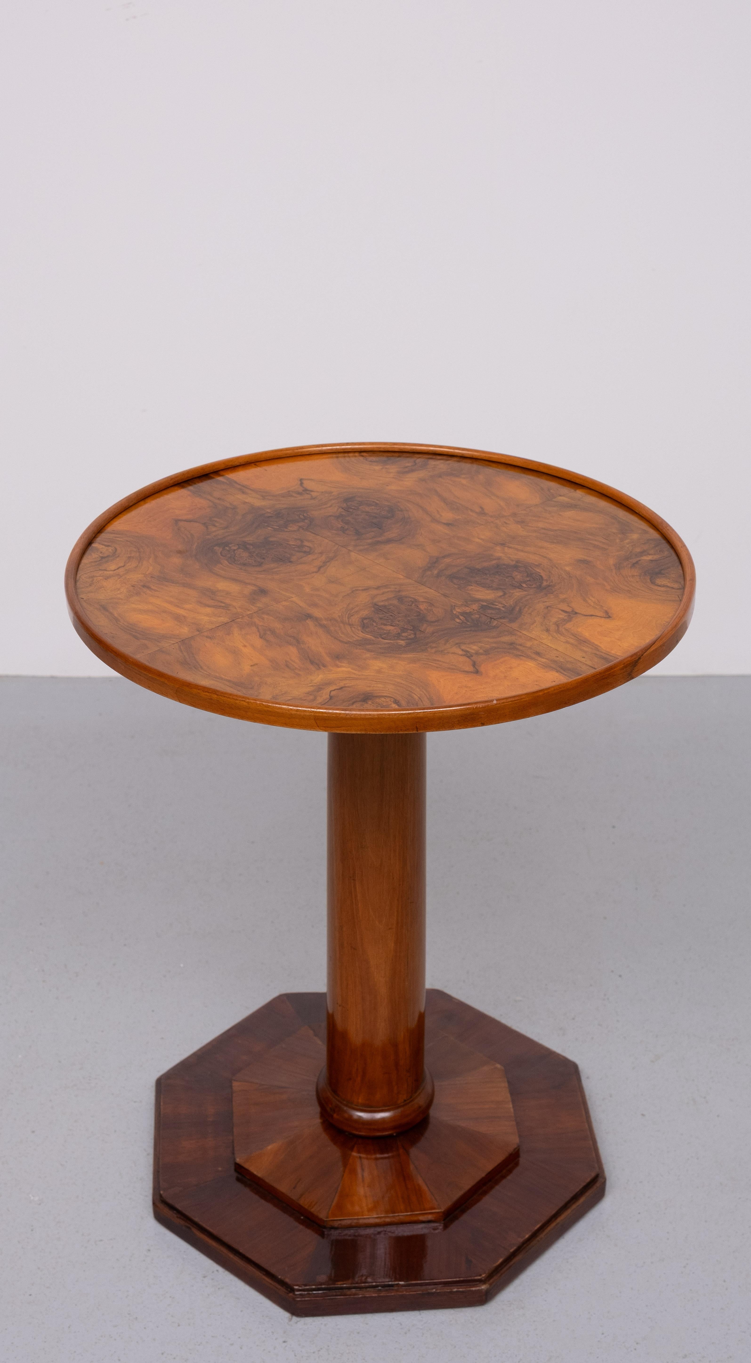Mesa auxiliar redonda Art Déco Burl años 20 Francia en Bueno estado para la venta en Den Haag, NL