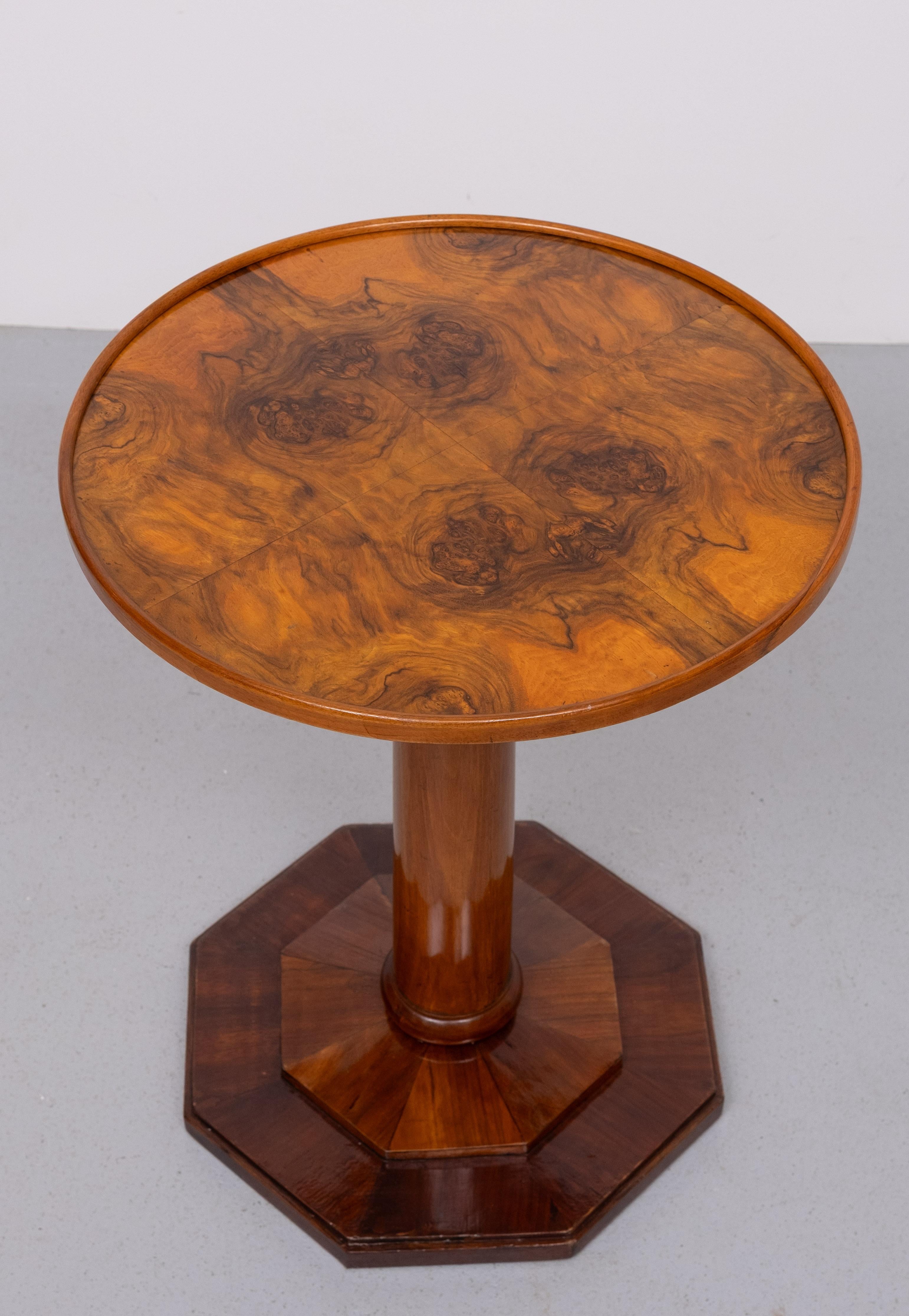 Mesa auxiliar redonda Art Déco Burl años 20 Francia Madera de burl en venta