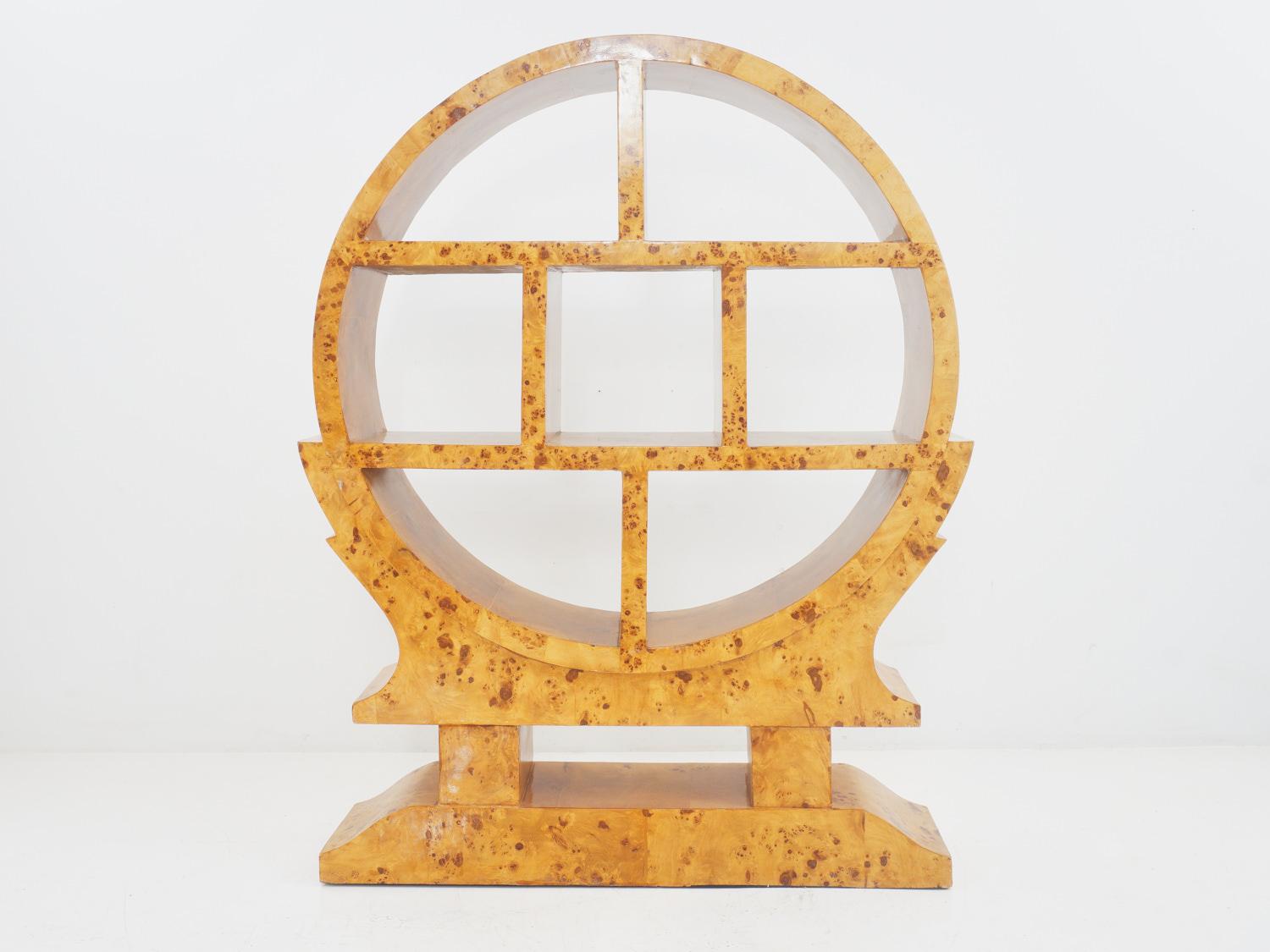Voici l'étagère ronde sur pied en bois de bouleau de style Art déco de Beidermeirer - une merveille de rangement à sept compartiments qui allie l'élégance à l'utilité ! Dites adieu au désordre et adoptez la sophistication organisée qui est aussi