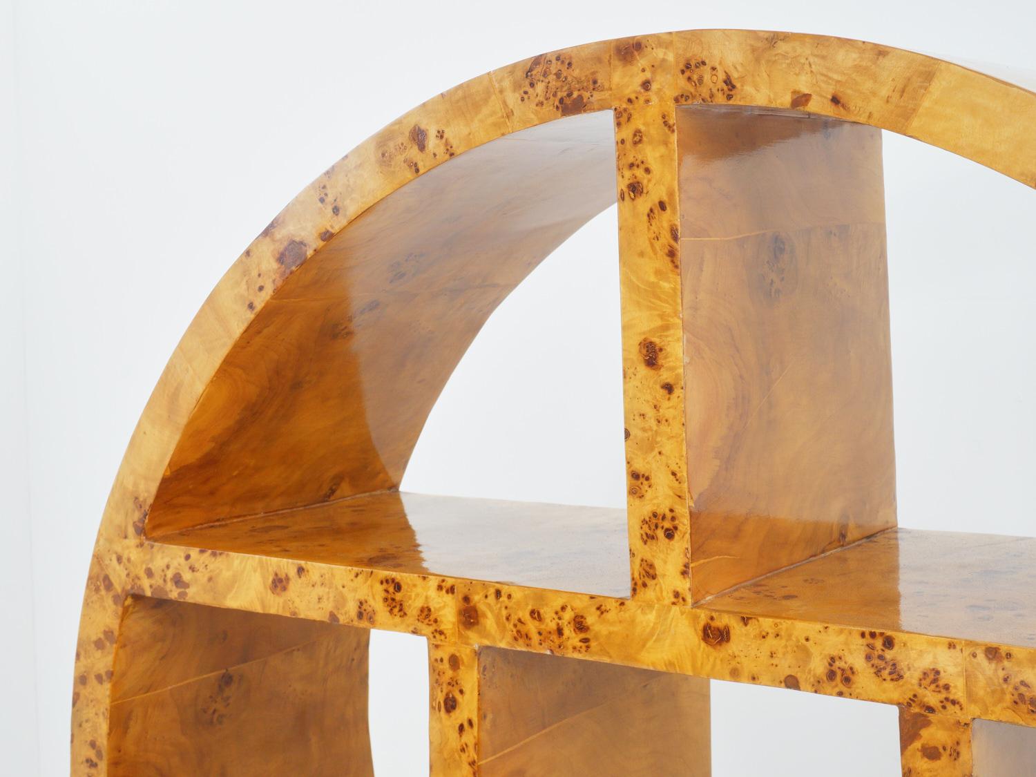 Etagère ronde en bois de ronce Art Déco Bon état - En vente à Philadelphia, PA