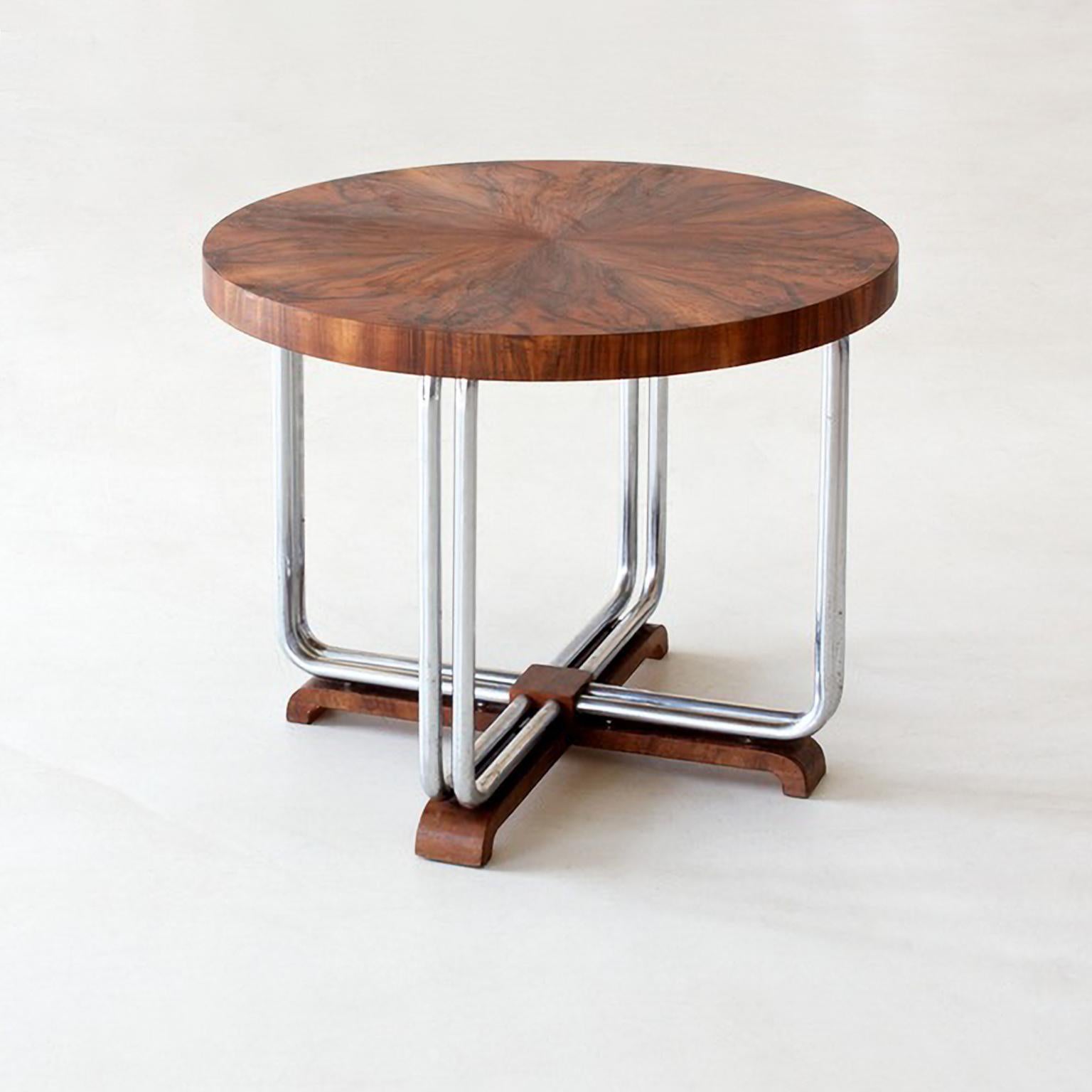 Tavolo centrale rotondo Art Déco in legno impiallacciato noce e acciaio tubolare cromato, personalizzabile. Tempo di produzione: 12 settimane circa.