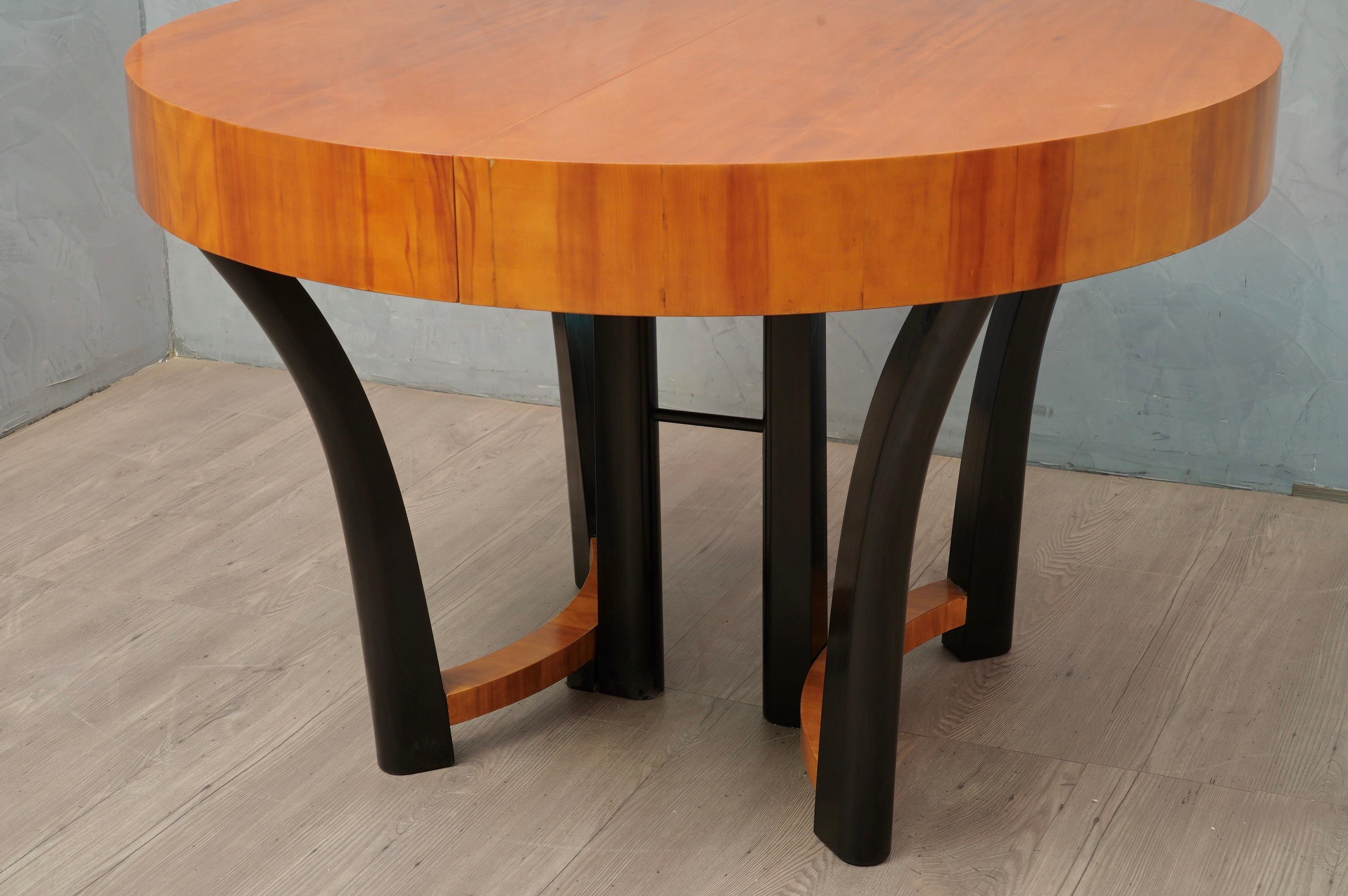 Art Deco Round Cherrywood Italian Dinning Table, 1940 In Good Condition In Rome, IT