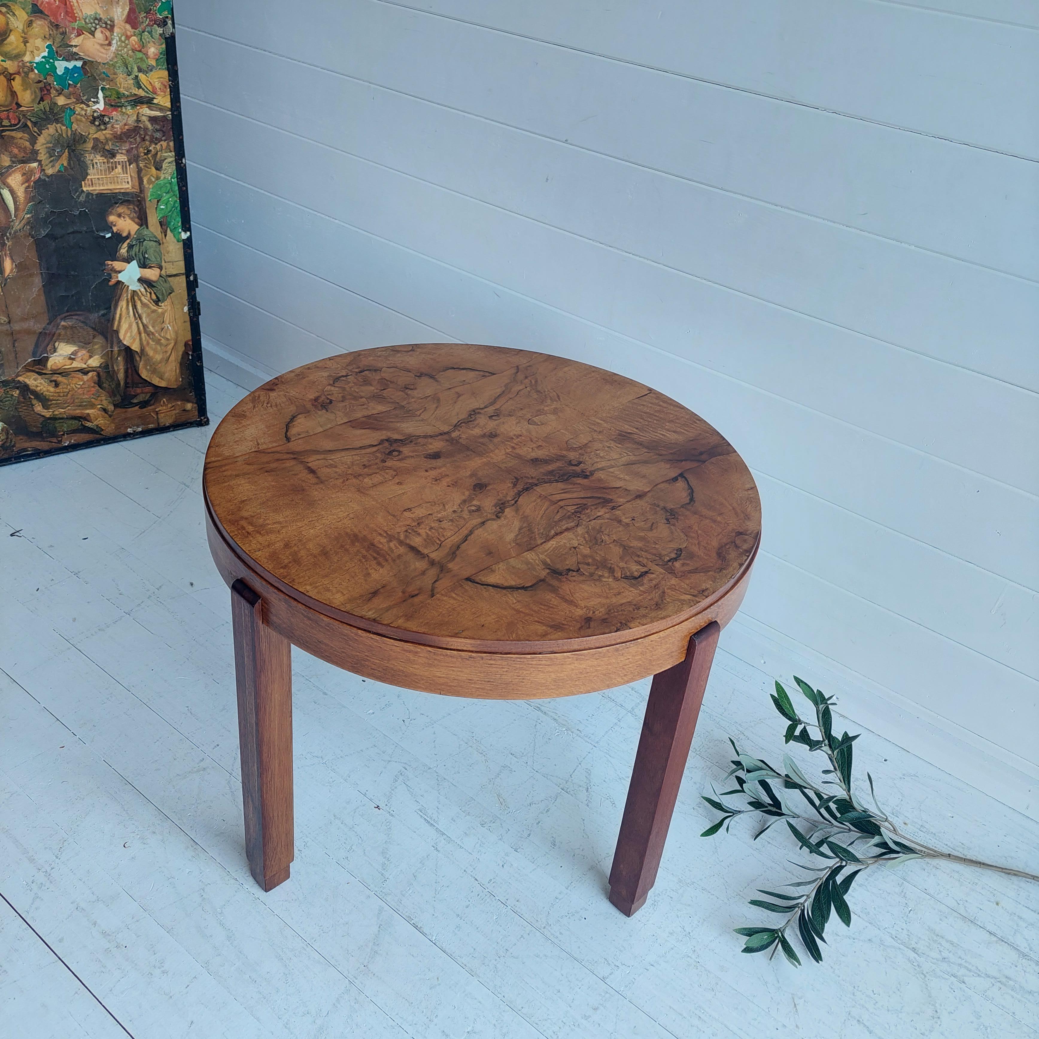 A stylish and very well made original Art Deco period coffee / side table in walnut. 
This was made in England, it dates from the 1930’s.

The colour and walnut grain patterns are stunning
Appealing drum-shape profile
Displaying a desirable