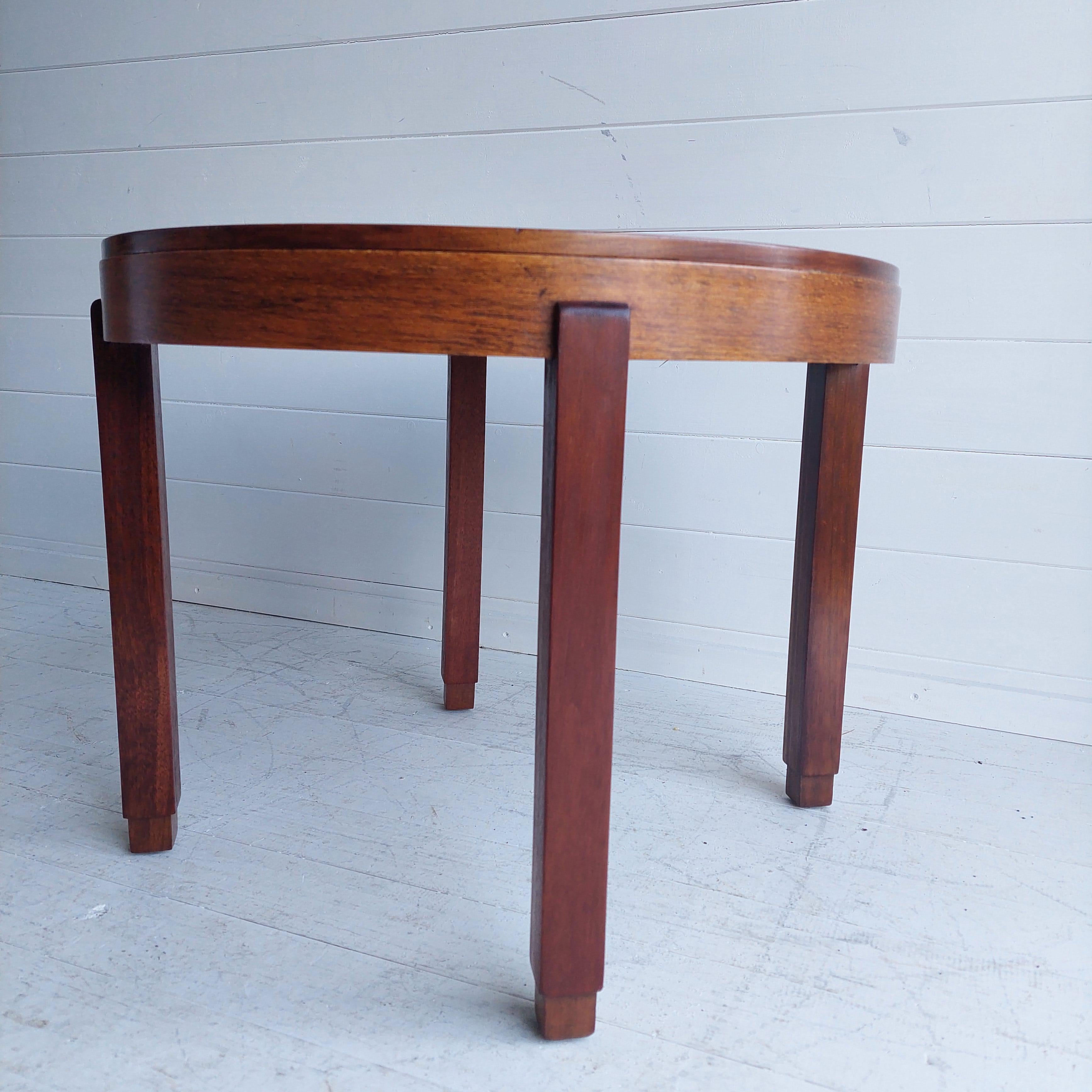 Art Deco Round Circular walnut Coffe / Side / Lamp Table, 1930s In Good Condition In Leamington Spa, GB