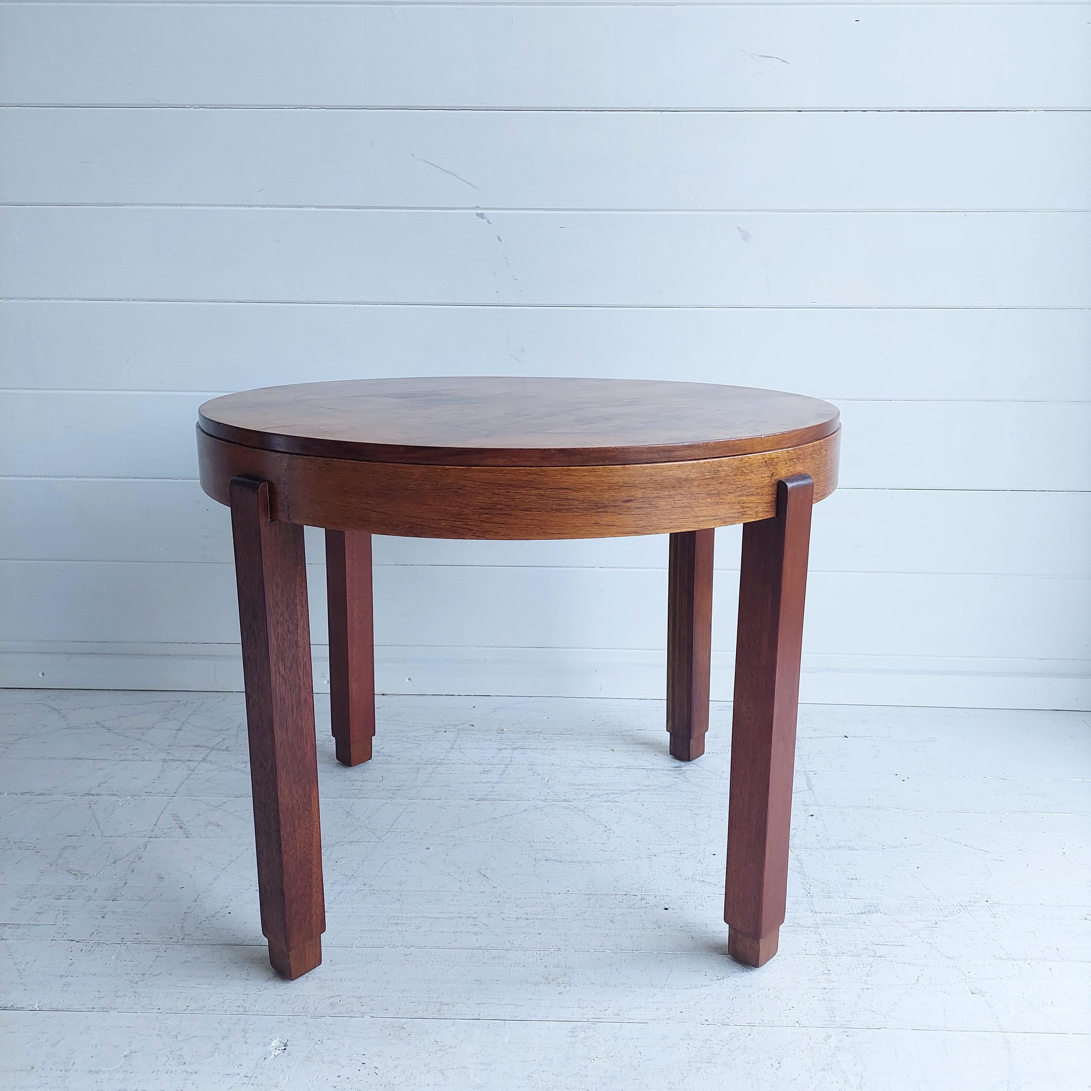Mid-20th Century Art Deco Round Circular walnut Coffe / Side / Lamp Table, 1930s